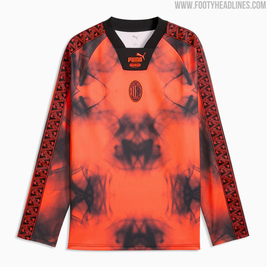 Puma dévoile un maillot lifestyle AC Milan corail et fumée noire (photo Footy Headlines)