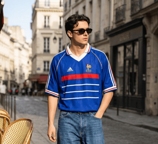 Homme style Bloke Core maillot foot vintage France dans la rue