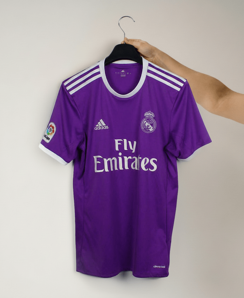 Retrouvez les maillots qui ont marqué la dernière décennie : de l'hégémonie du Barça aux titres mondiaux de l'Espagne et de l'Allemagne.