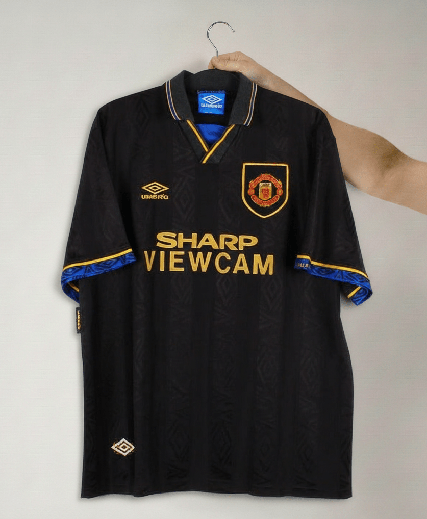 Retrouvez les designs iconiques des années 90 : cols imposants, motifs géométriques et logos brodés.