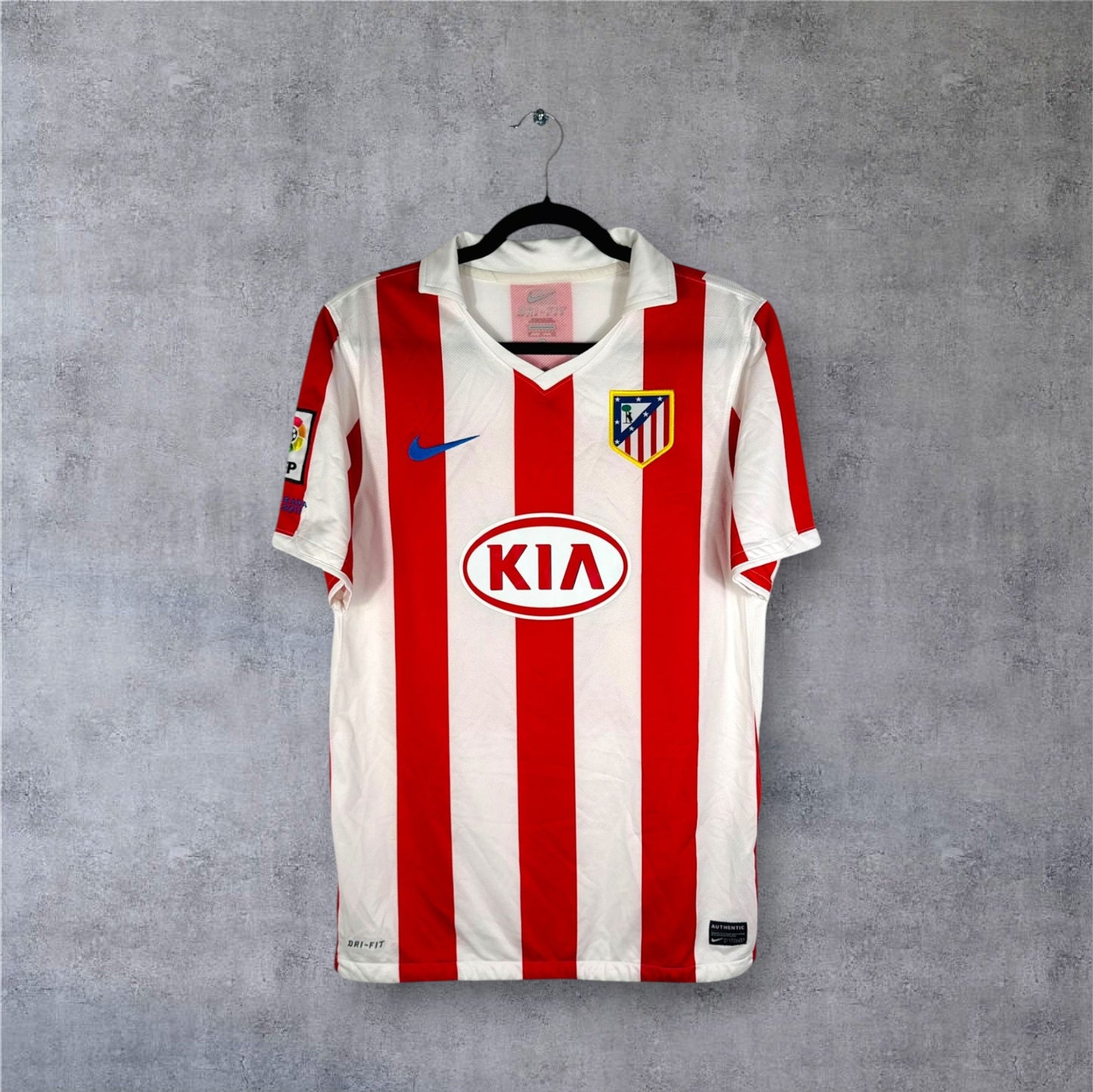 Vue avant du maillot domicile 2010-2011 de l'Atlético Madrid, sponsor KIA