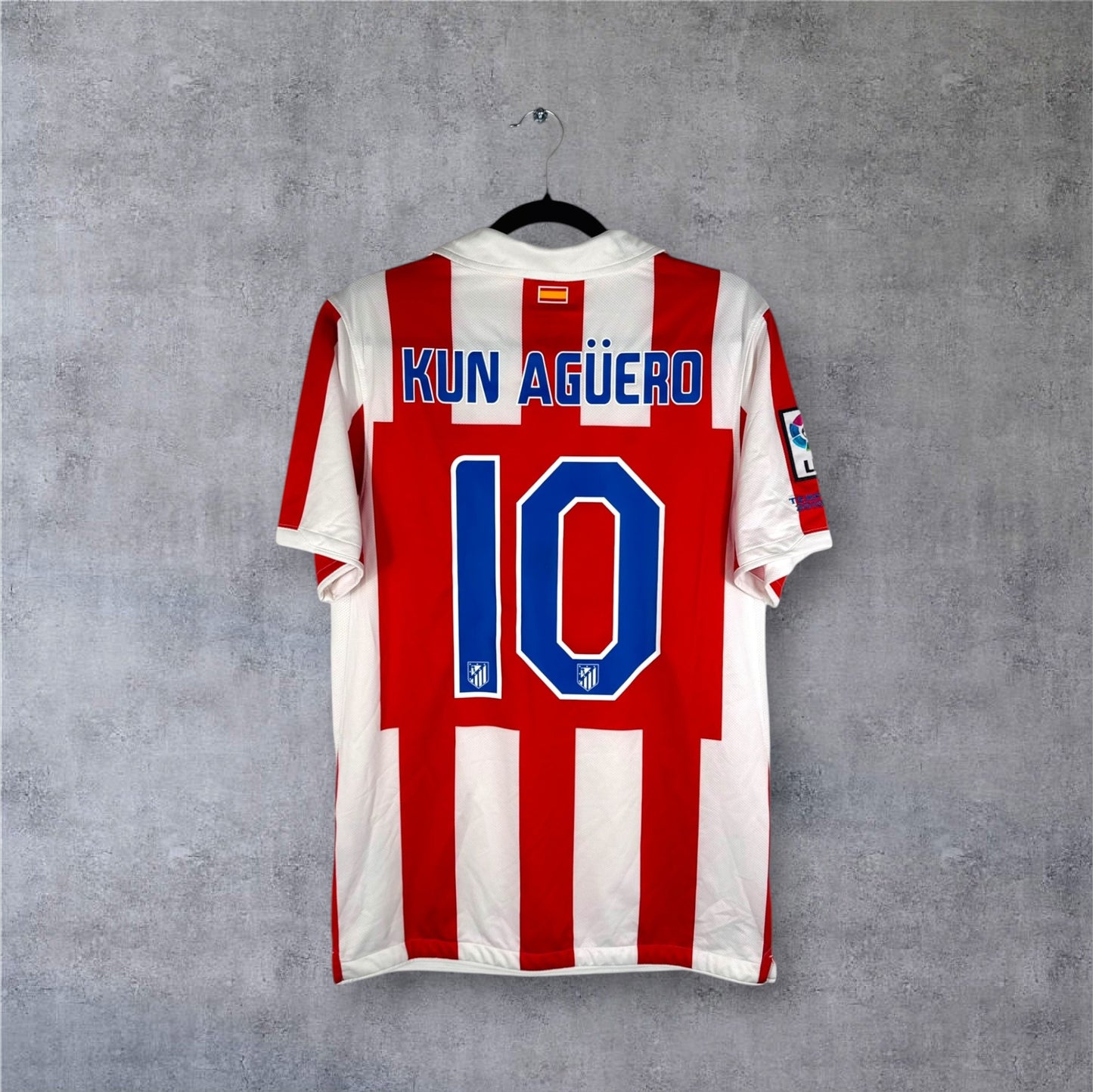 Vue avant du maillot domicile 2010-2011 de l'Atlético Madrid, floqué Kun Aguero 10