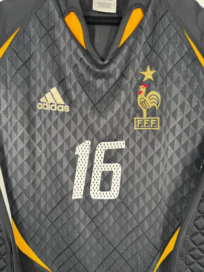 Détail de l'écusson de la France et du logo Adidas sur le maillot de gardien