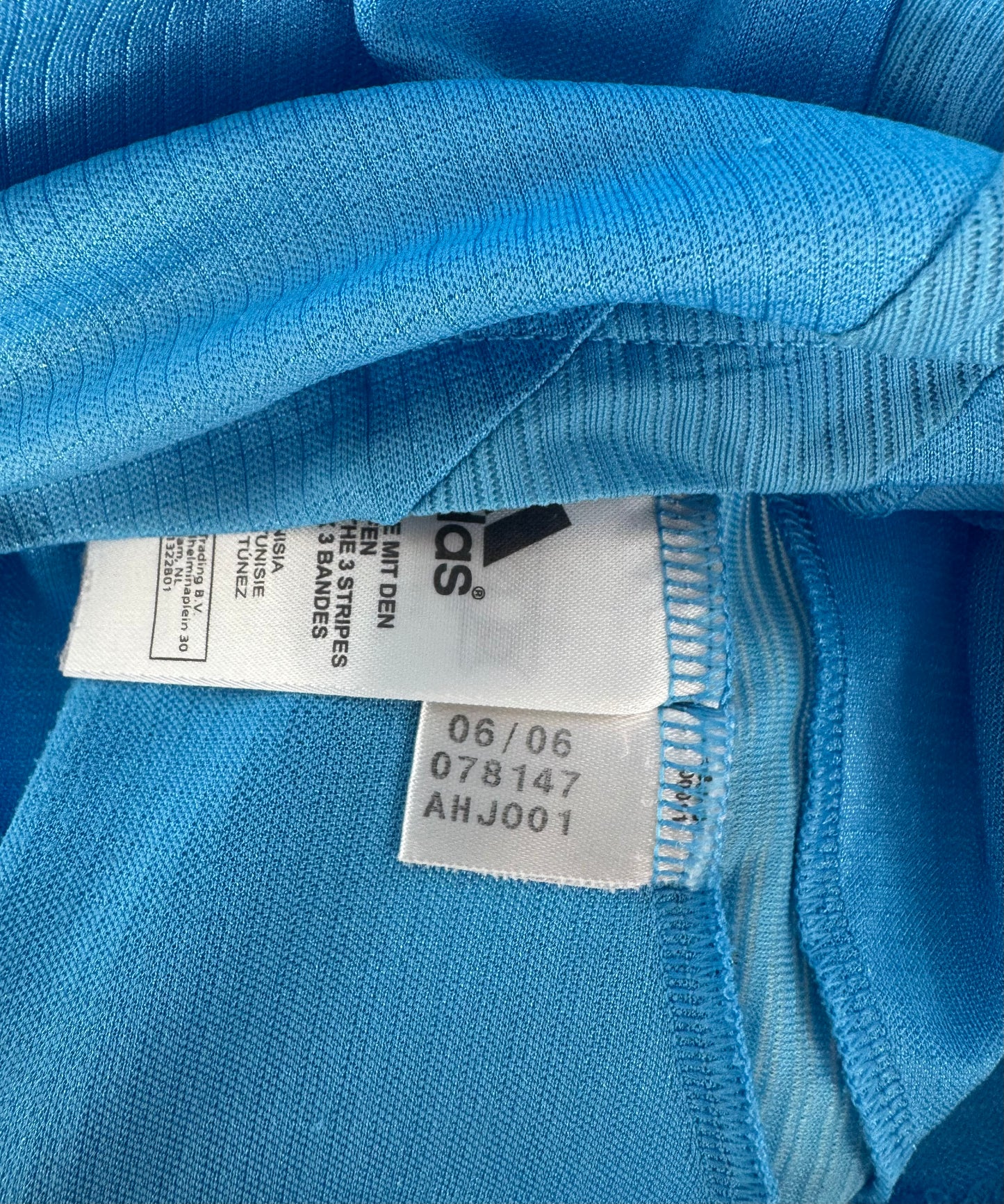 Étiquette interne de production Adidas code 078147 certifiant l'authenticité du maillot.