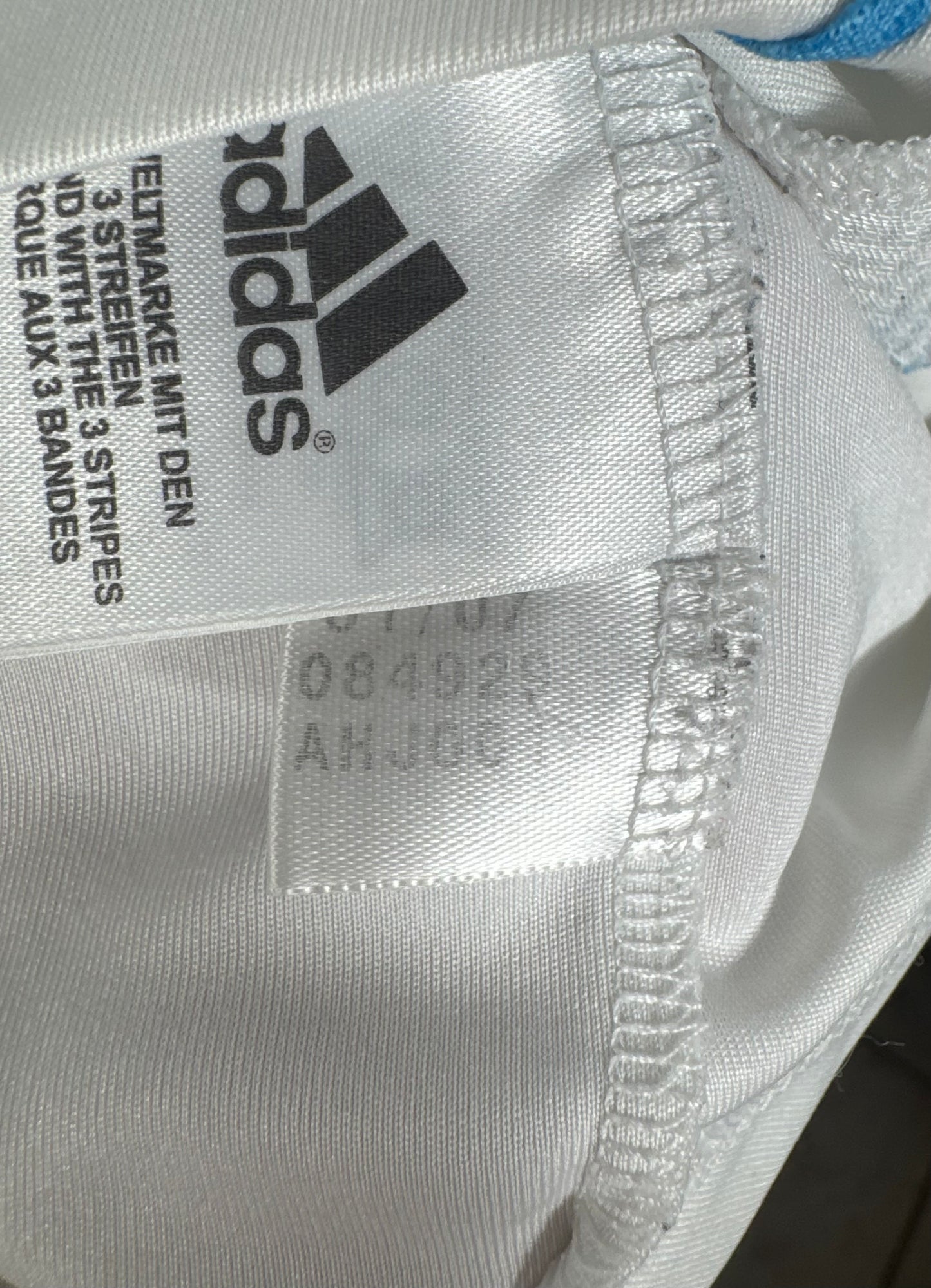 Étiquette interne de production Adidas code 084929 certifiant l'authenticité du maillot.