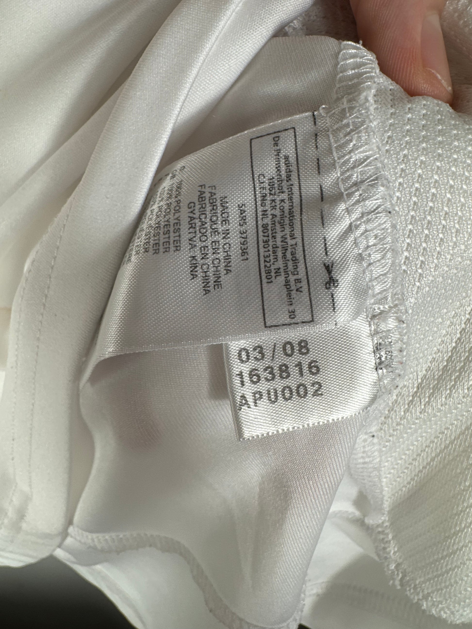 Étiquette interne Adidas code 163816 certifiant l'authenticité du maillot d'Arjen Robben.