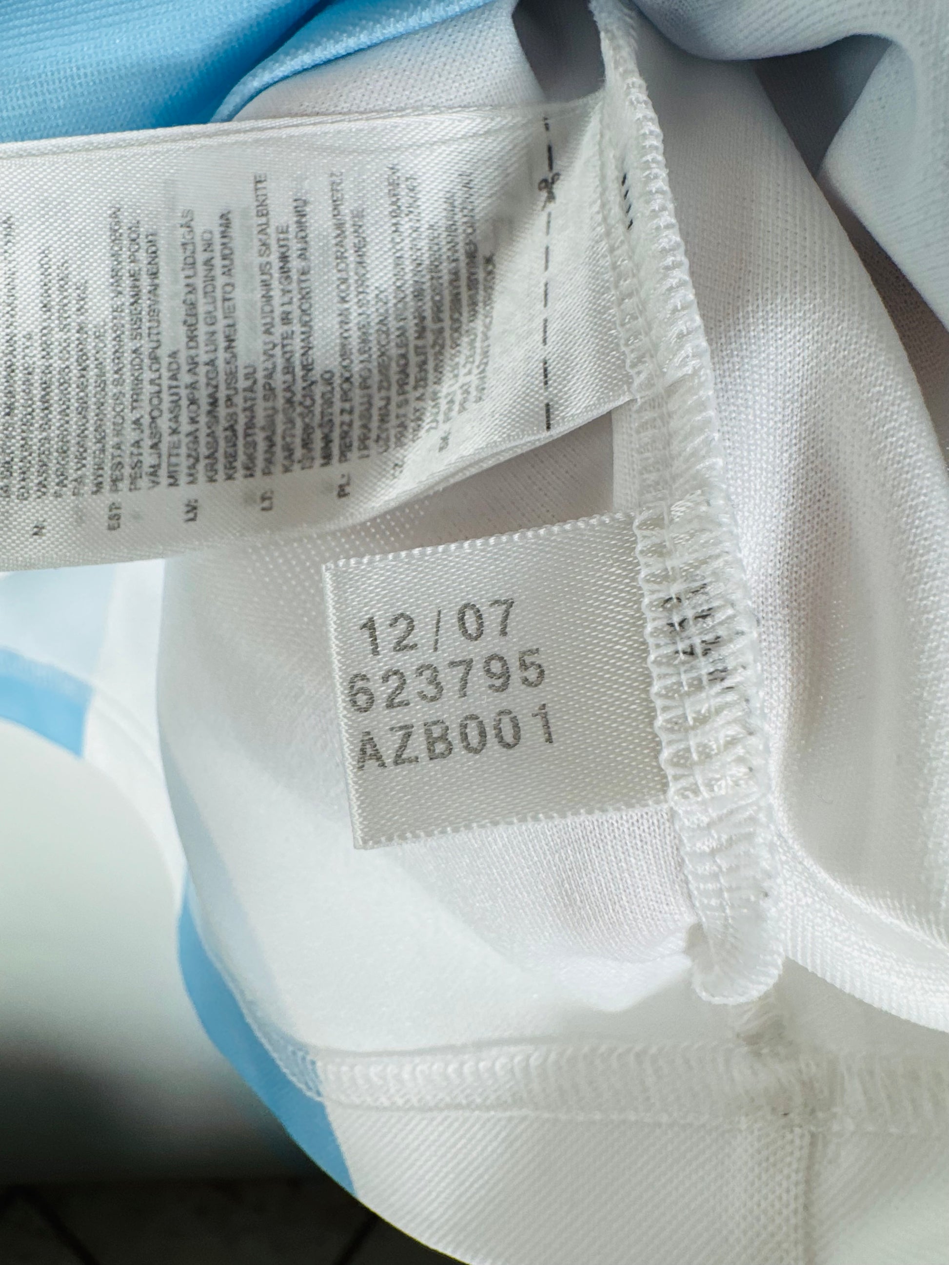 Étiquette interne Adidas code 623795 datée de 12/07 certifiant l'authenticité du maillot de Messi.