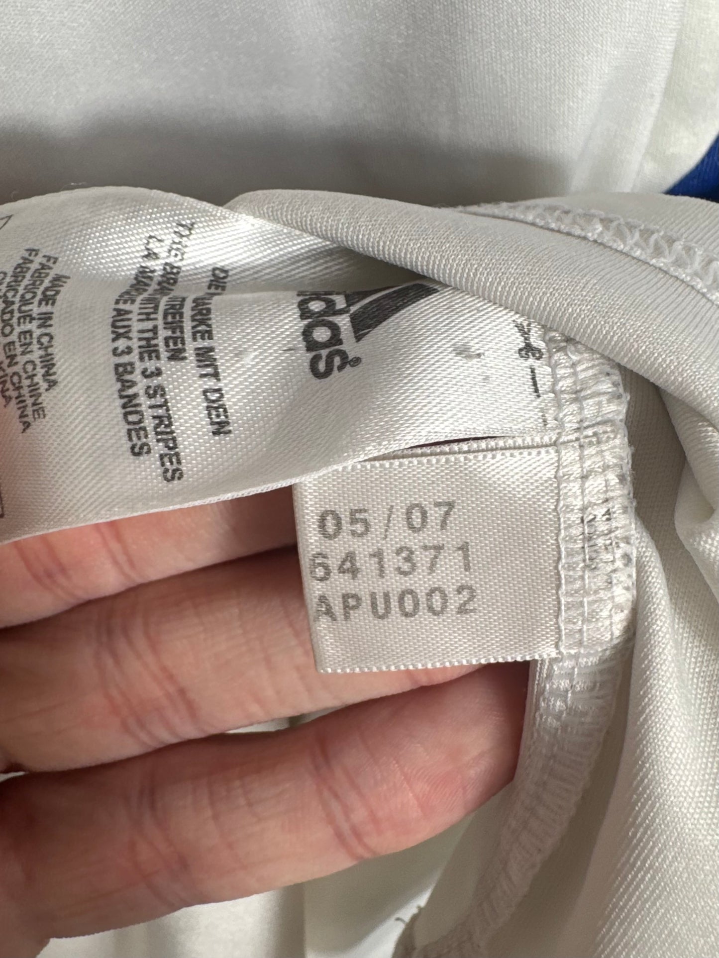 Étiquette interne Adidas code 641371 certifiant l'authenticité du maillot Drogba.