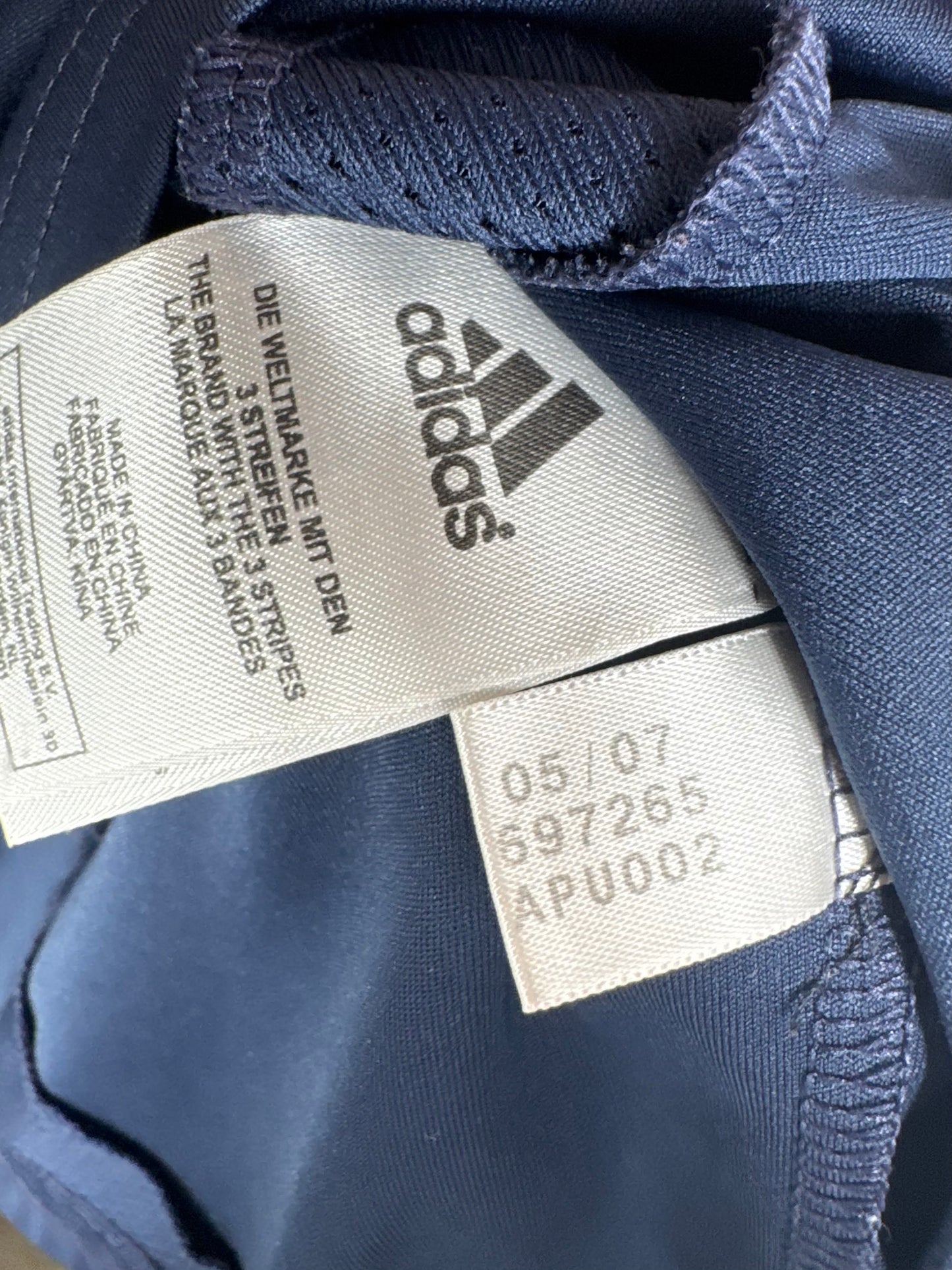 Étiquette interne Adidas code 697265 certifiant l'authenticité du maillot Robinho.