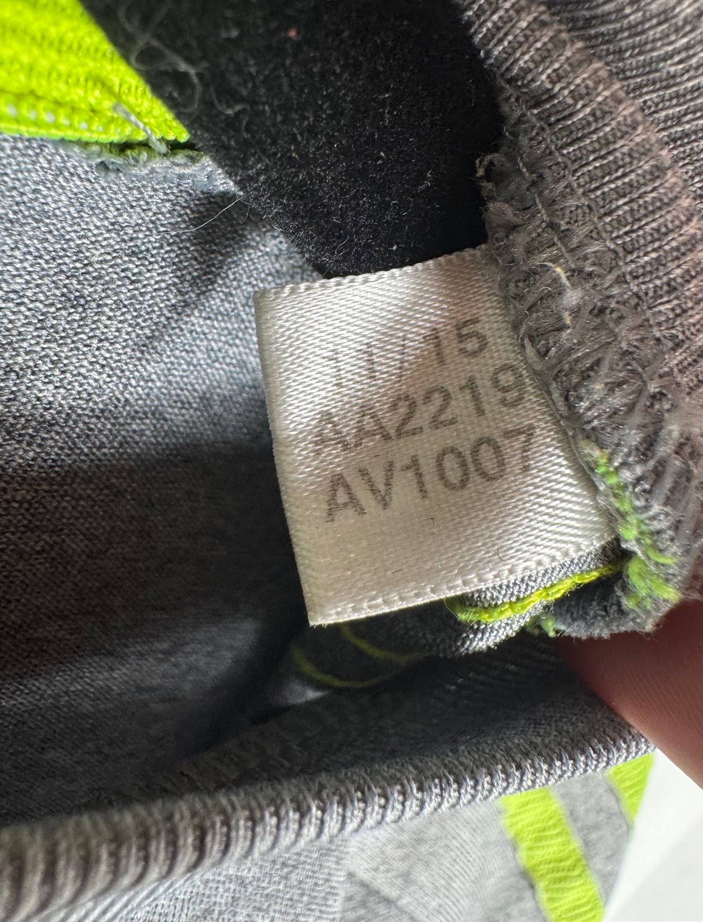 Étiquette interne Adidas code AA2219 certifiant l'authenticité du maillot Ronaldo.