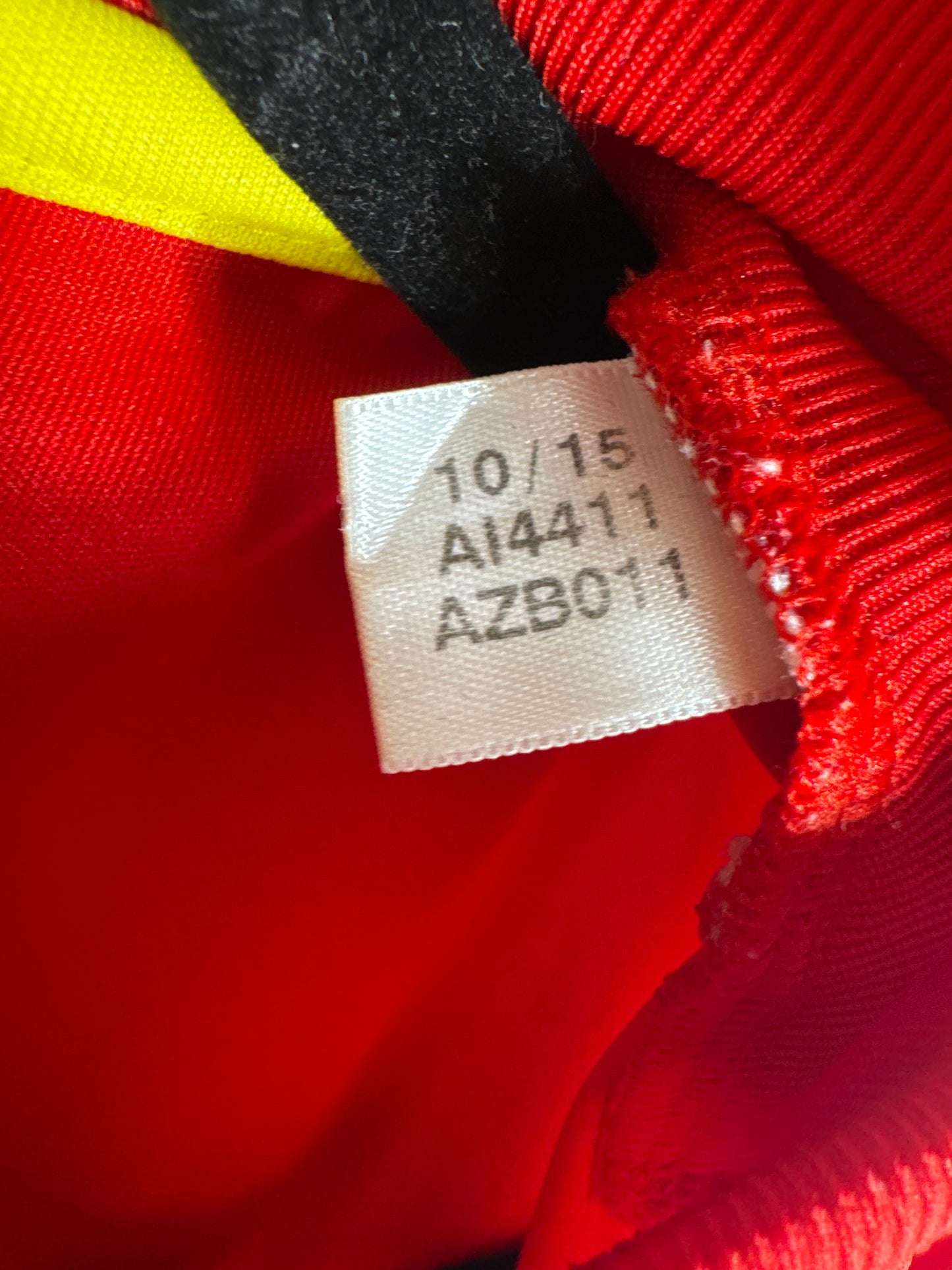 Étiquette interne Adidas code AI4411 certifiant l'authenticité du maillot d'Andrés Iniesta.