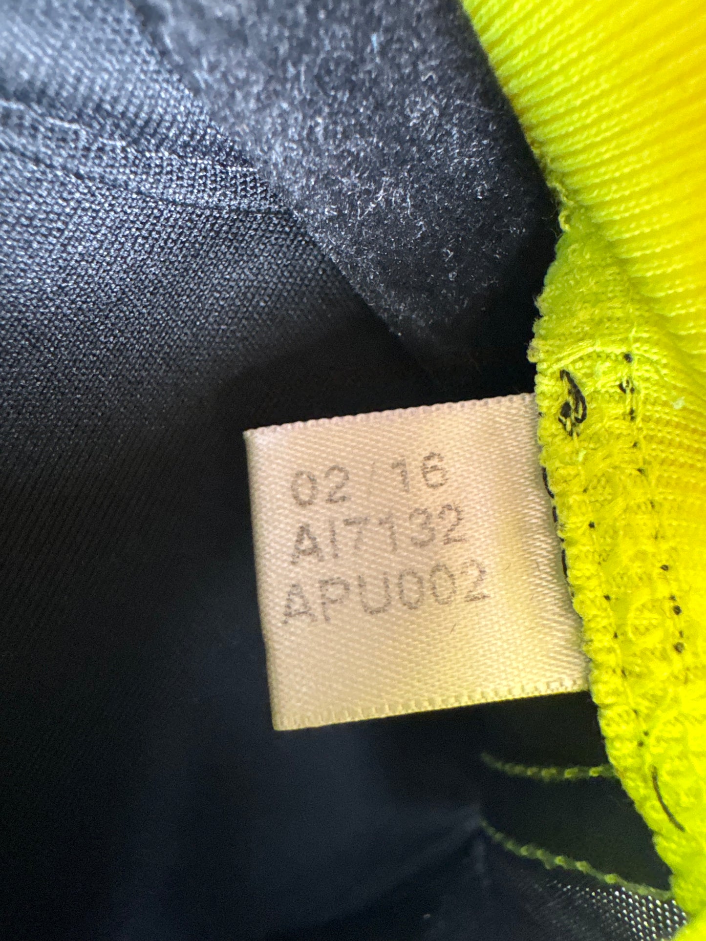Étiquette interne Adidas code AI7132 certifiant l'authenticité du maillot de Diego Costa, taille S.