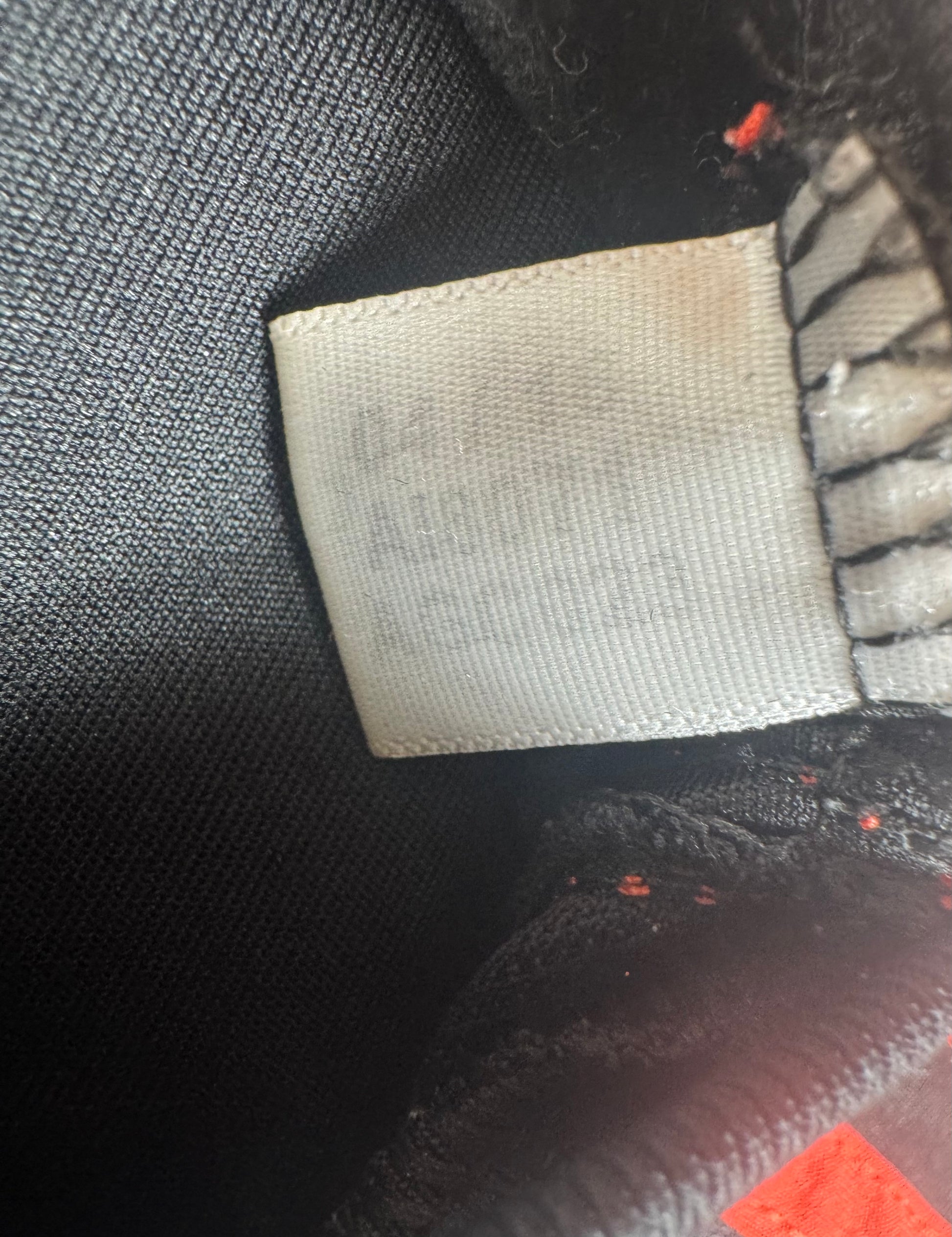 Étiquette interne Adidas avec code AI8071 prouvant l'authenticité du maillot Benfica.