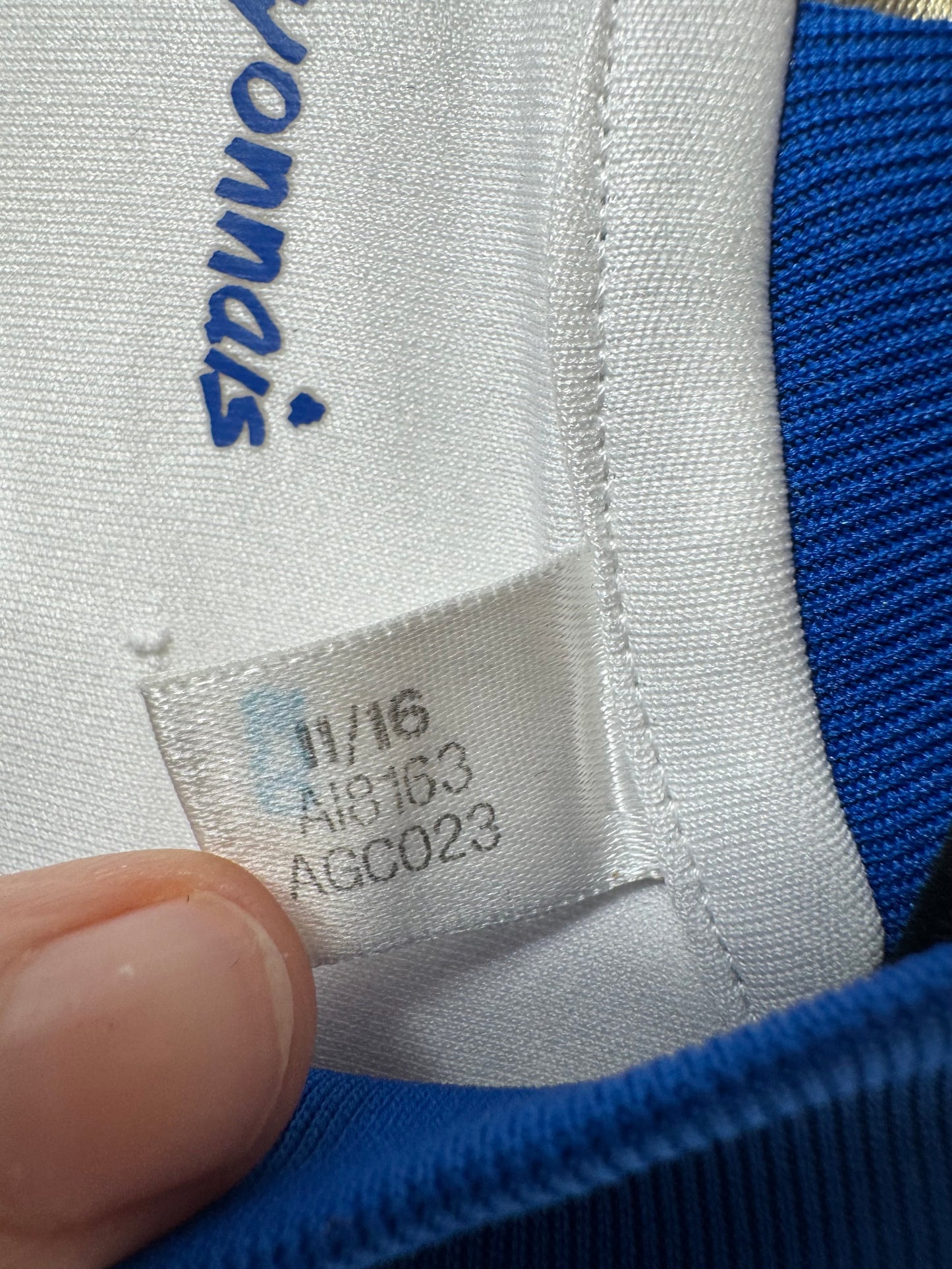 Étiquette interne Adidas code AI8163 certifiant l'authenticité du maillot de Corentin Tolisso.