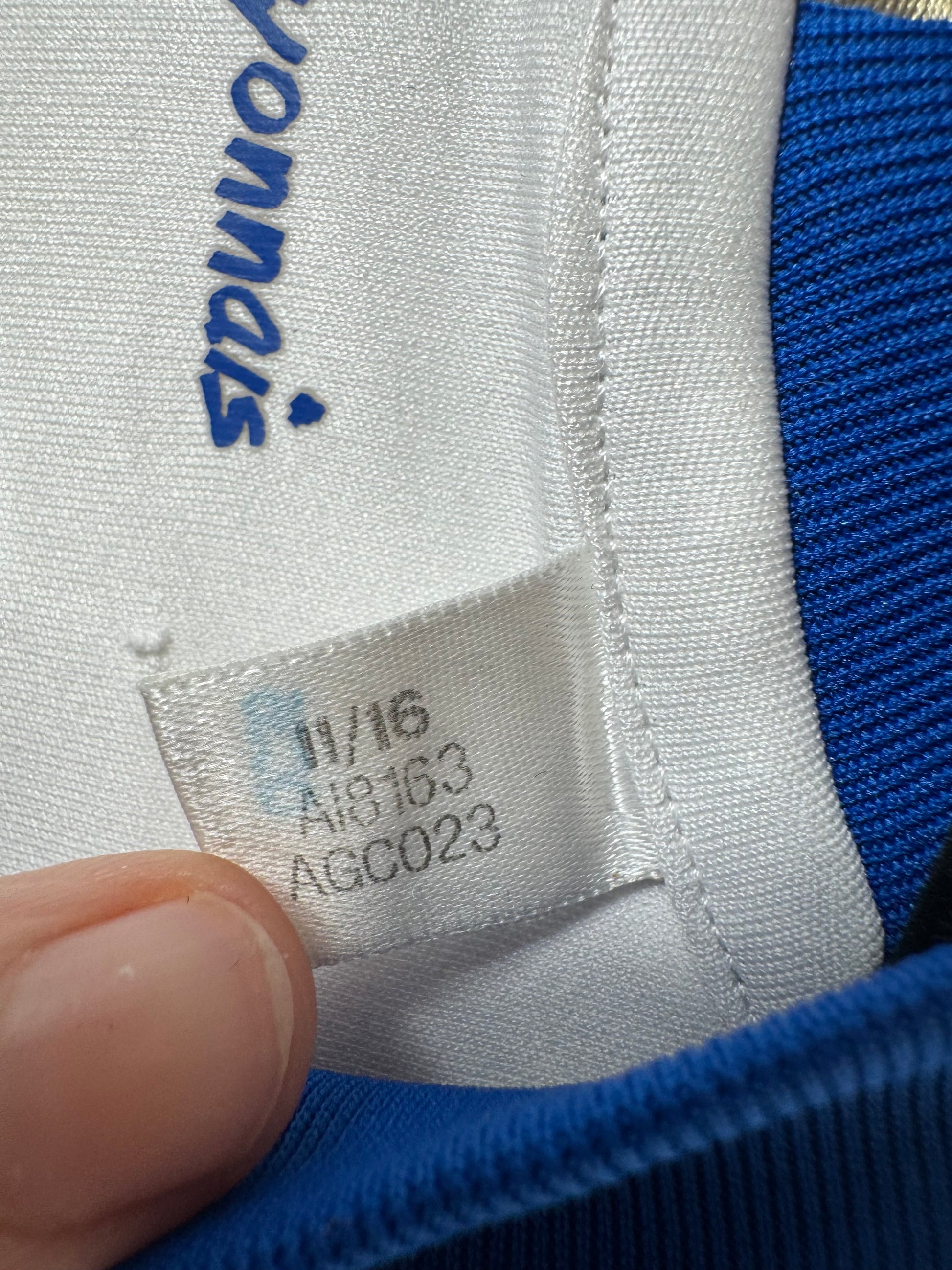 Étiquette interne Adidas code AI8163 certifiant l'authenticité du maillot de Corentin Tolisso.