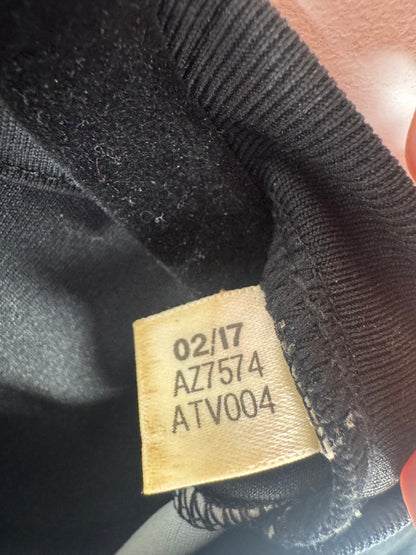 Étiquette interne Adidas code AZ7574 certifiant l'authenticité du maillot de Zlatan Ibrahimović.