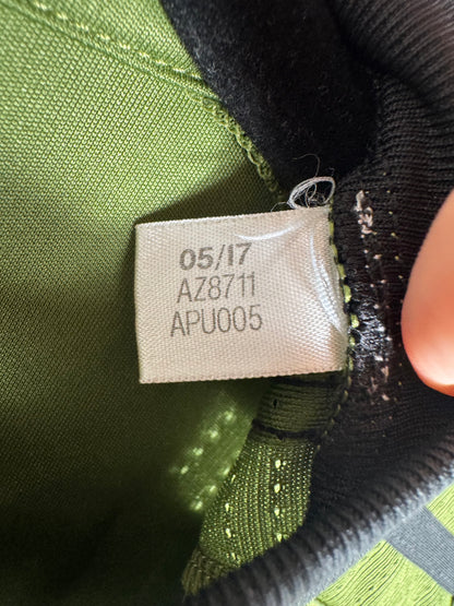 Étiquette interne Adidas code AZ8711 certifiant l'authenticité du maillot de Paulo Dybala, taille S.