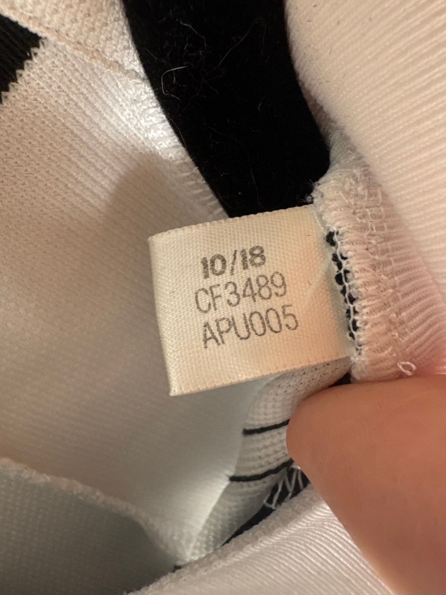 Étiquette interne Adidas code CF3489 taille XS certifiant l'authenticité du maillot.