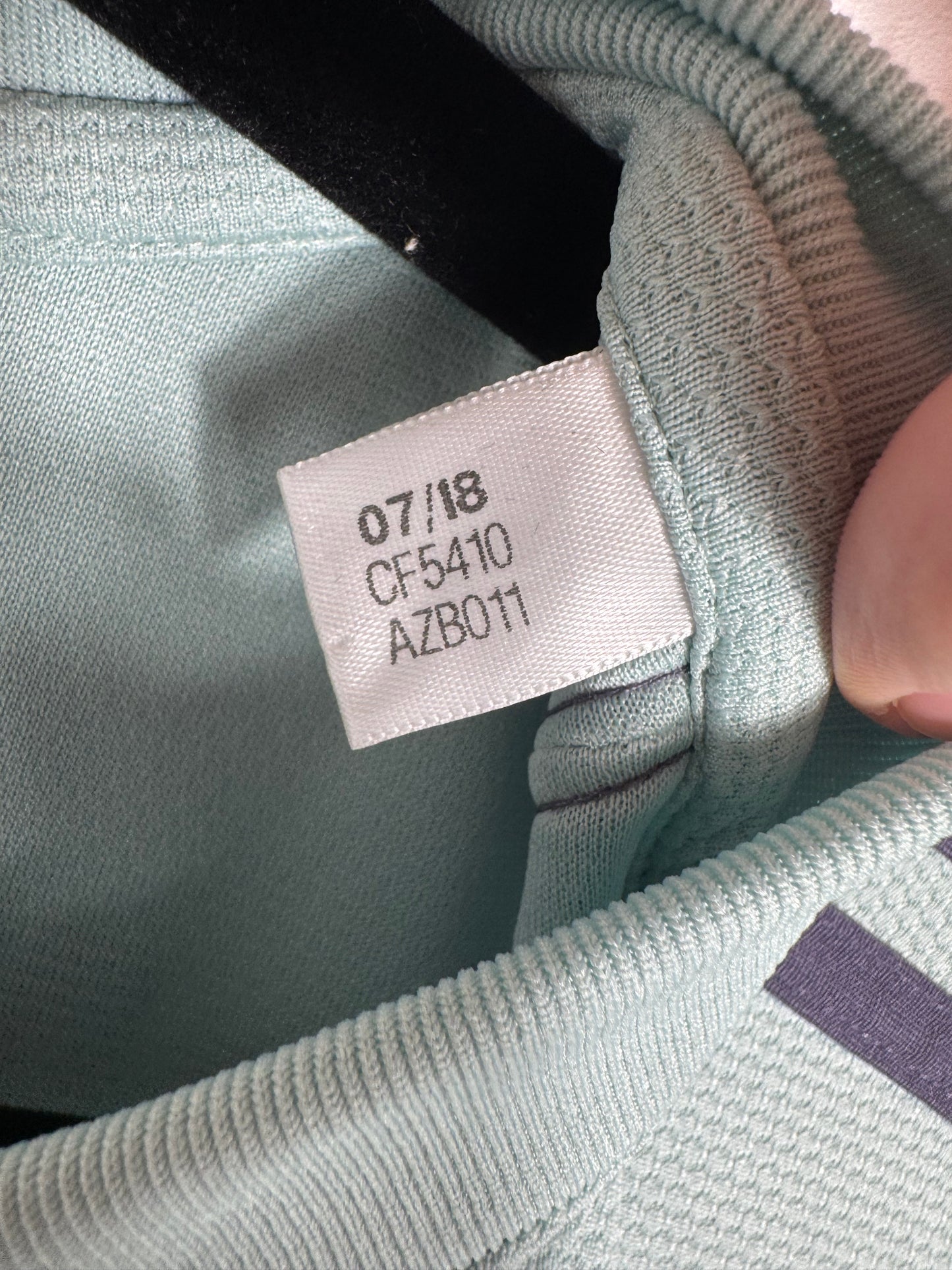 Étiquette interne Adidas code CF5410 certifiant l'authenticité du maillot Ribéry.