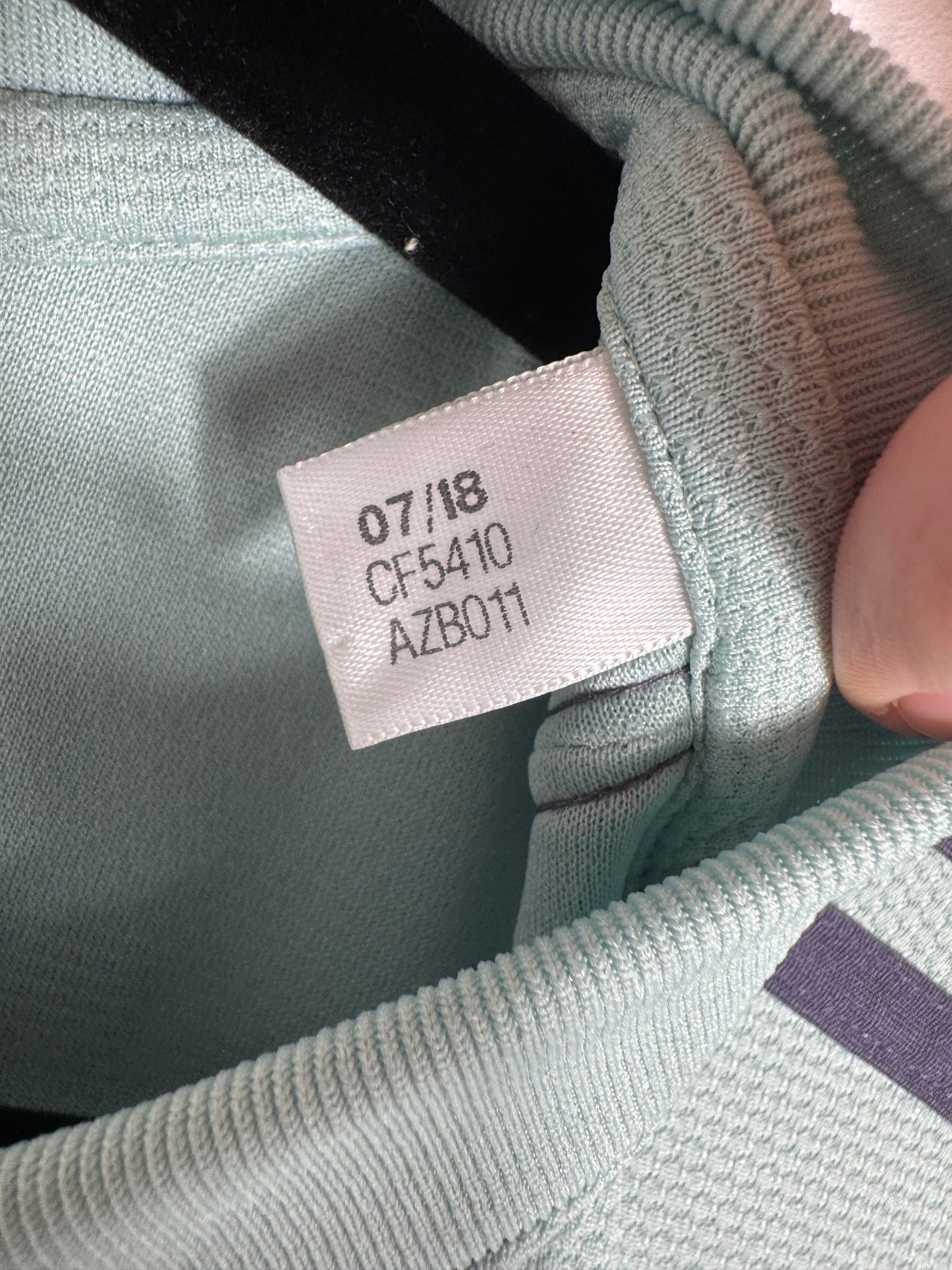 Étiquette interne Adidas code CF5410 certifiant l'authenticité du maillot Ribéry.