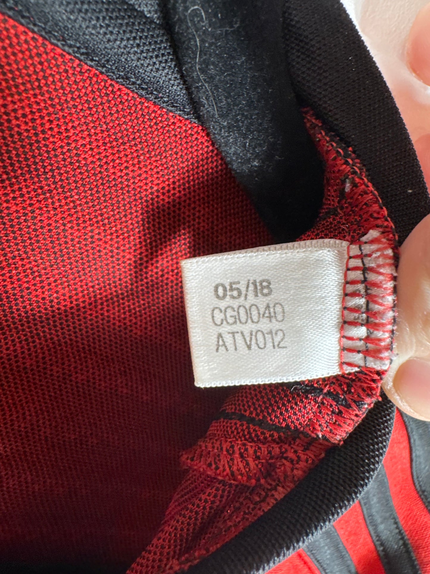 Étiquette interne Adidas code CG0040 certifiant l'authenticité du maillot de Paul Pogba.