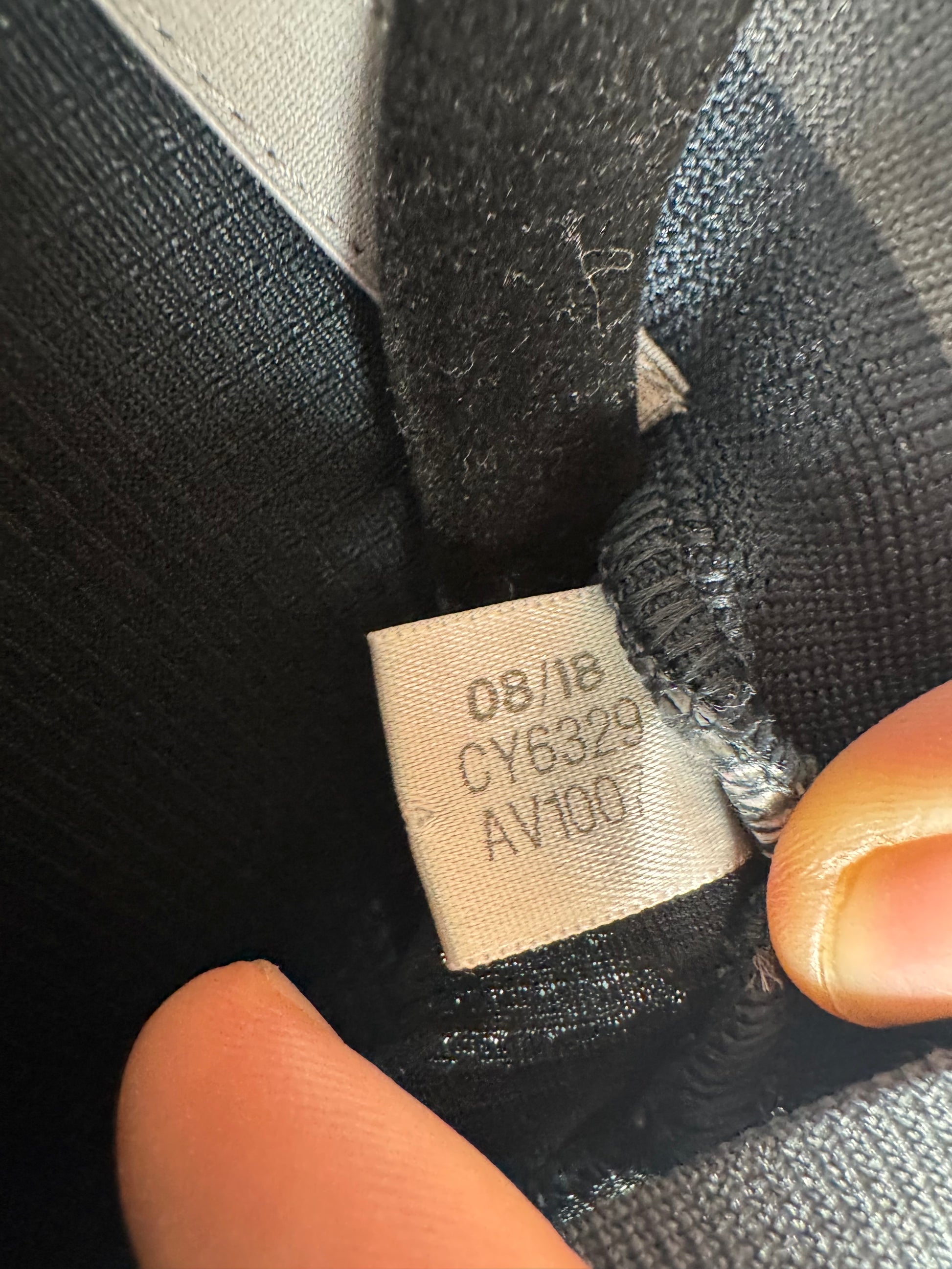 Étiquette interne Adidas code CY6329 certifiant la version Player du maillot de Vinícius Jr.