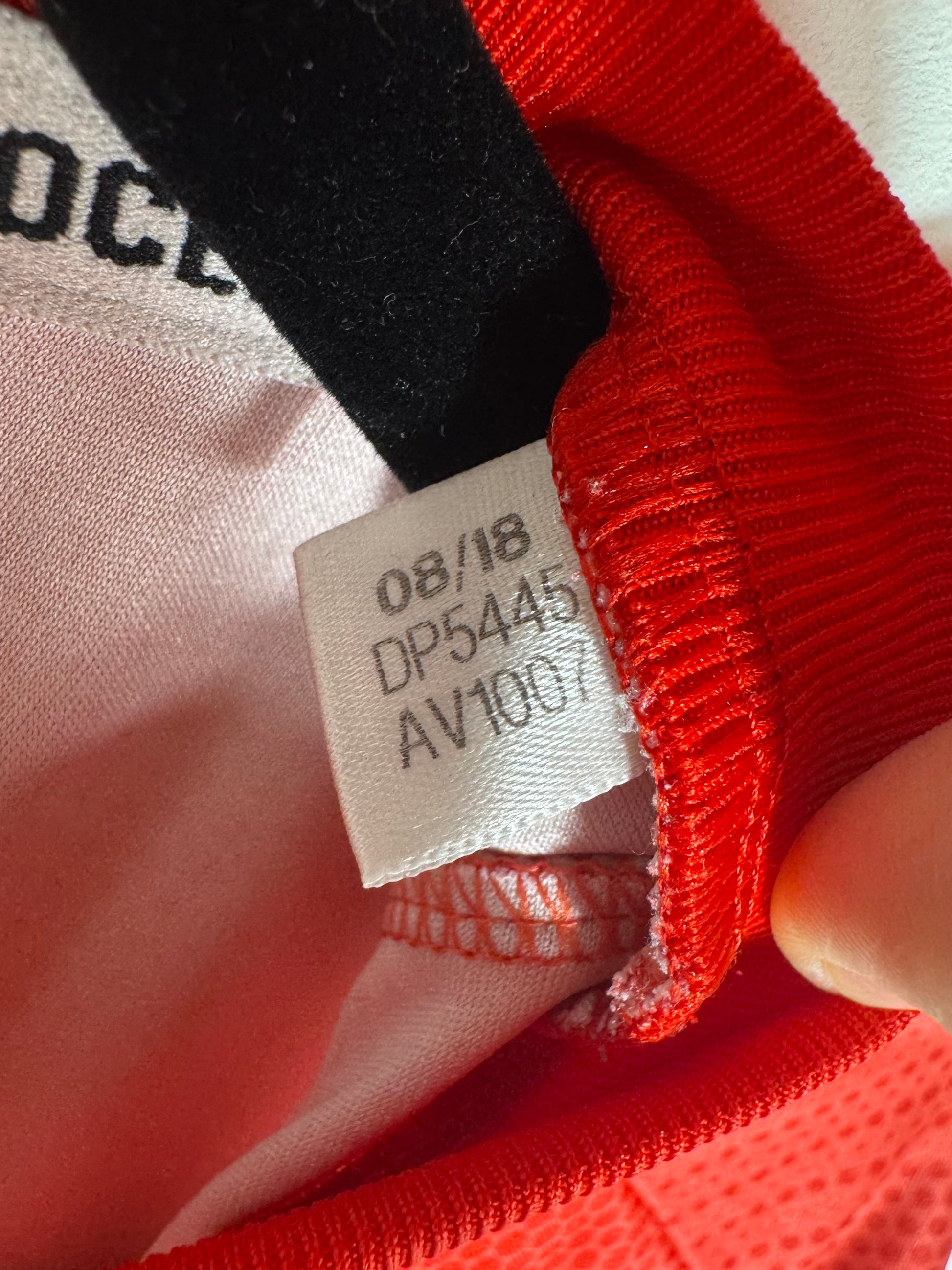 Étiquette interne Adidas code DP5445 certifiant l'authenticité du maillot Sergio Ramos.