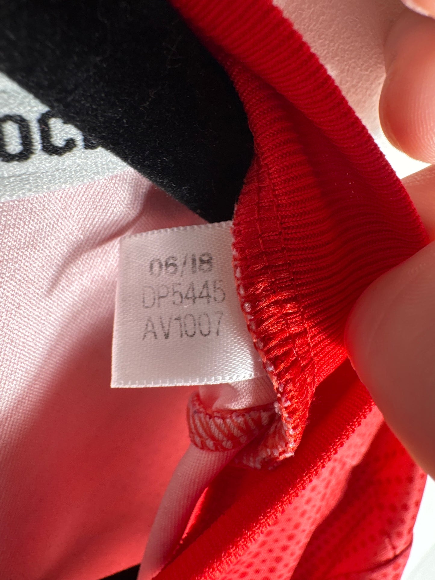 Étiquette interne Adidas code DP5445 certifiant l'authenticité du maillot Third de Karim Benzema.