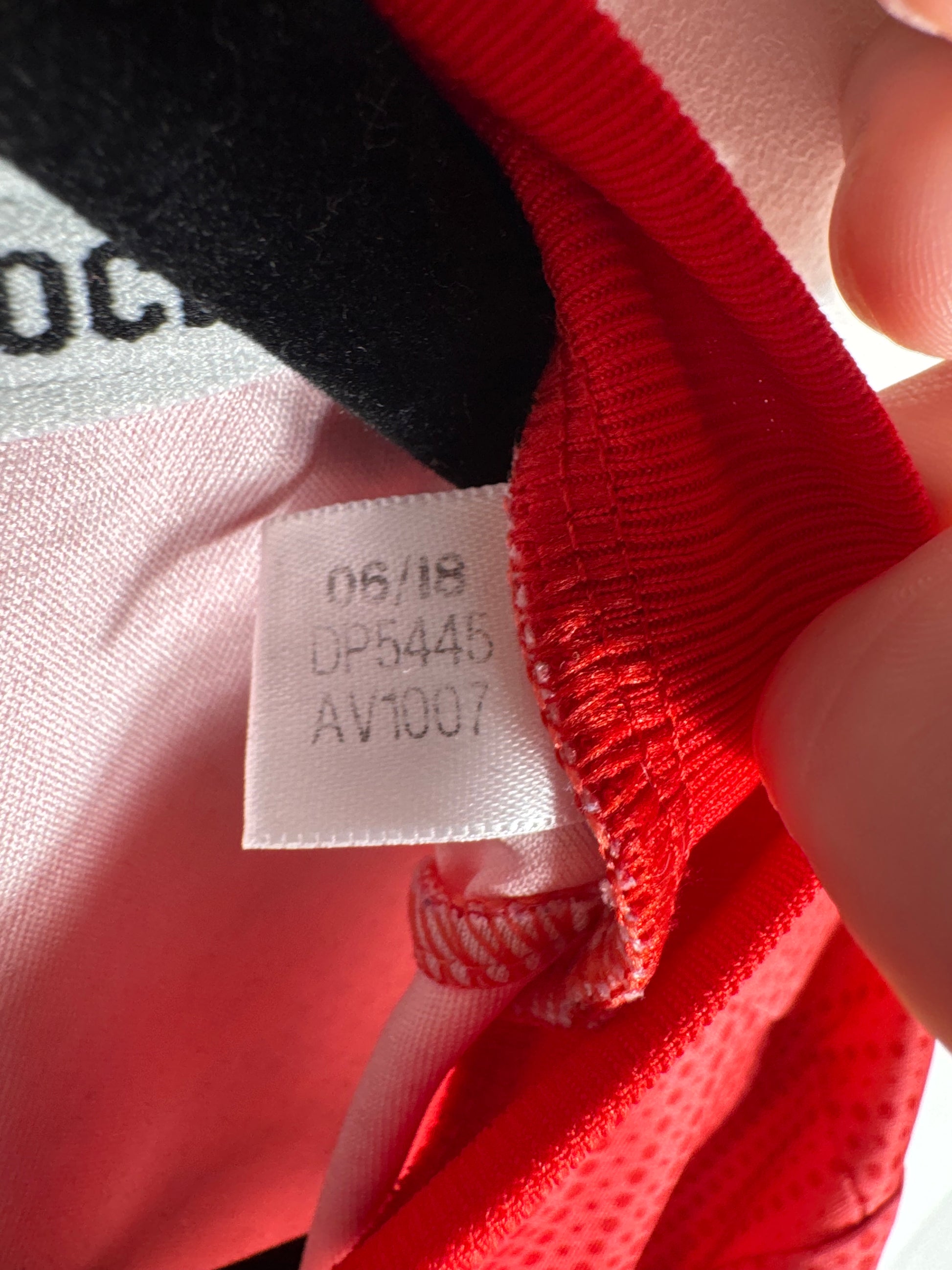 Étiquette interne Adidas code DP5445 certifiant l'authenticité du maillot Third de Karim Benzema.