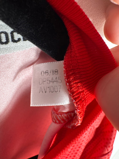 Étiquette interne Adidas code DP5445 certifiant l'authenticité du maillot Third de Karim Benzema.