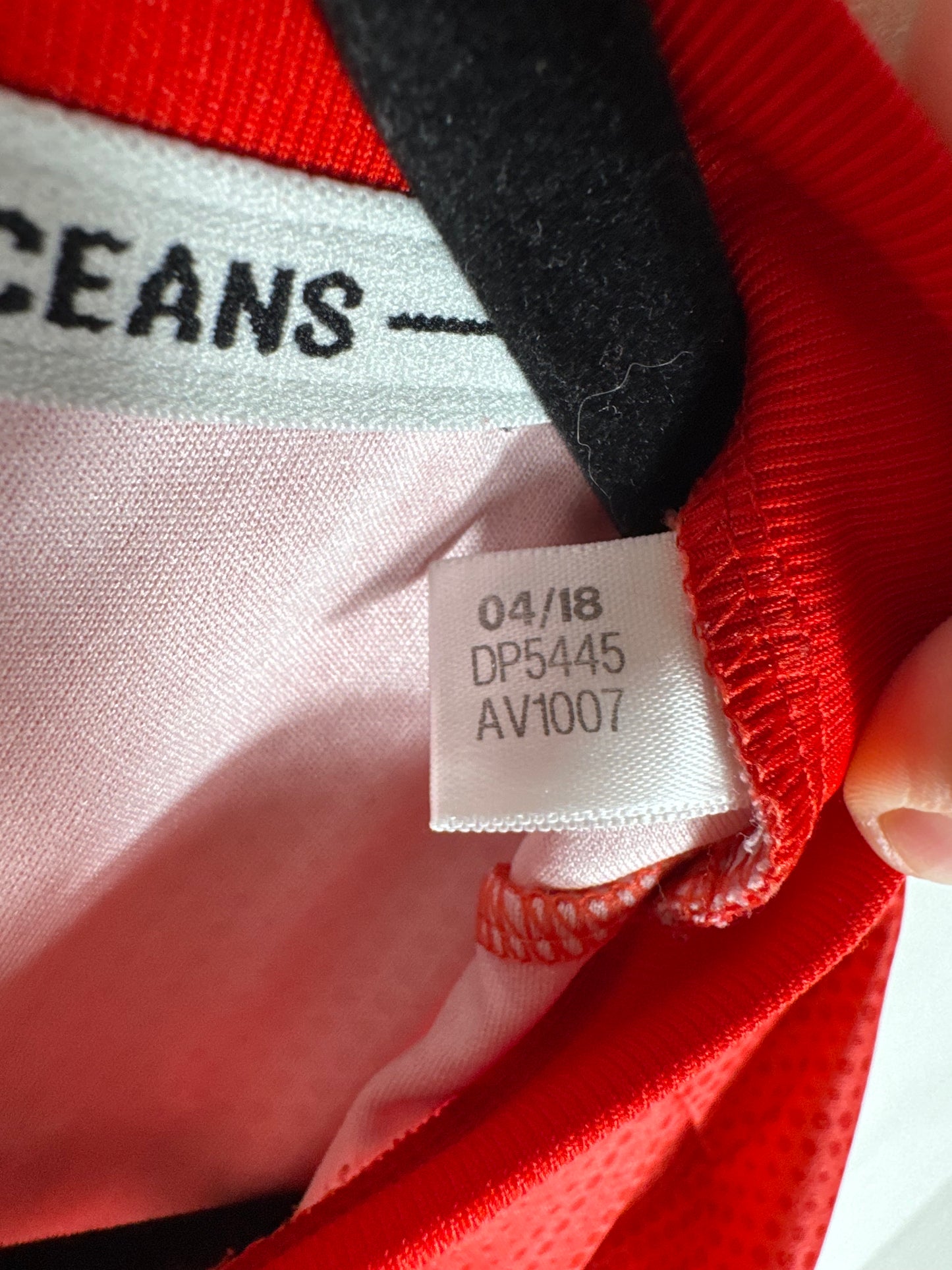 Étiquette interne Adidas code DP5445 certifiant l'authenticité du maillot de Raphaël Varane, taille XXL.