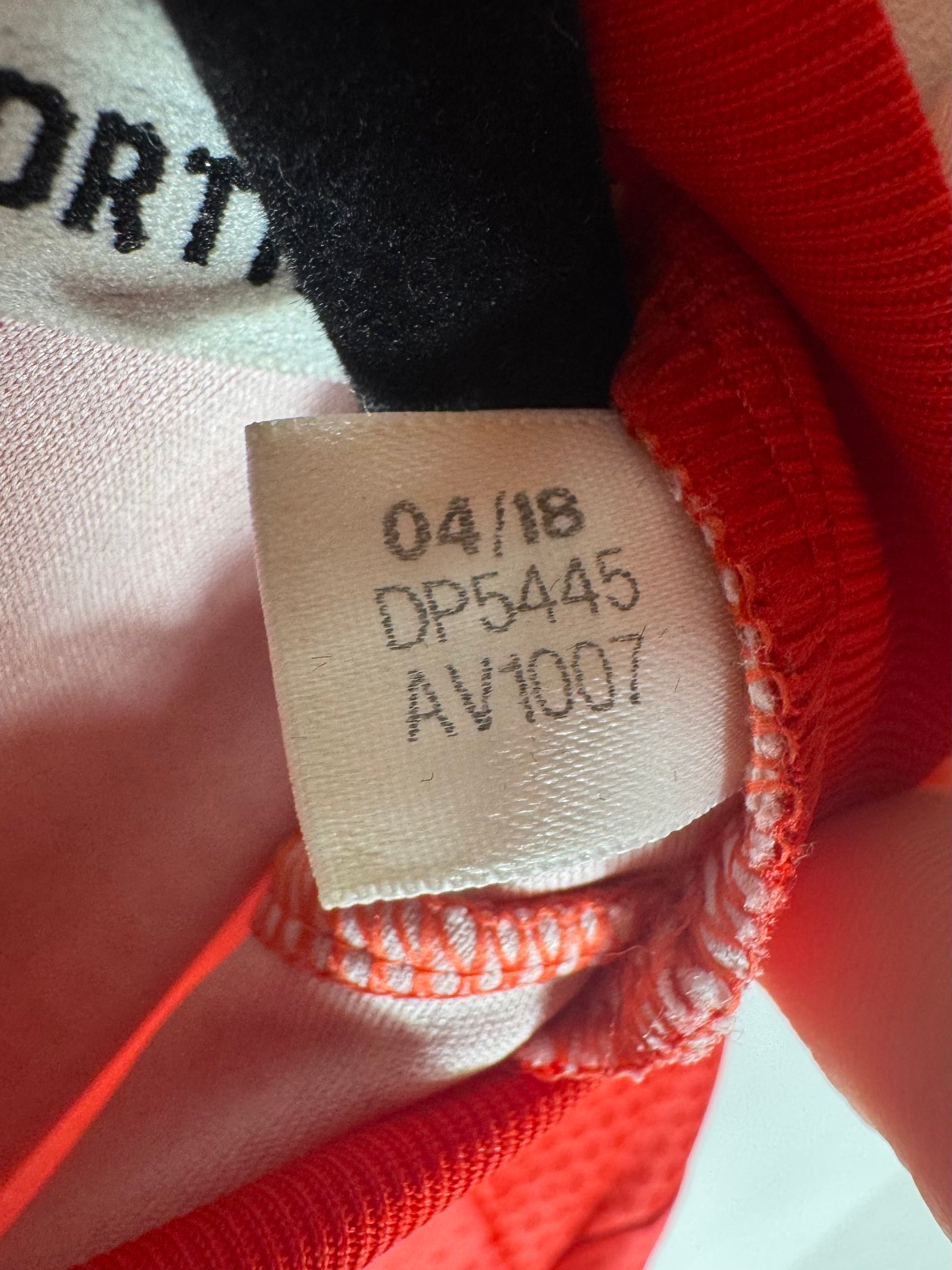 Étiquette interne Adidas code DP5445 certifiant l'authenticité du maillot Bale.