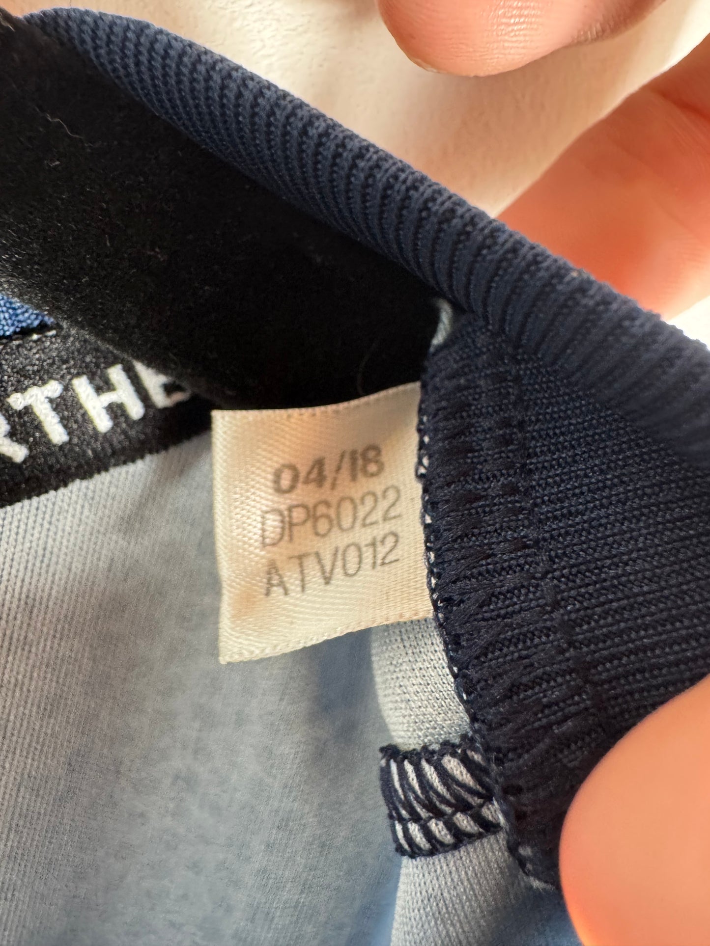 Étiquette interne adidas code DP6022 certifiant l'authenticité du maillot Pogba.