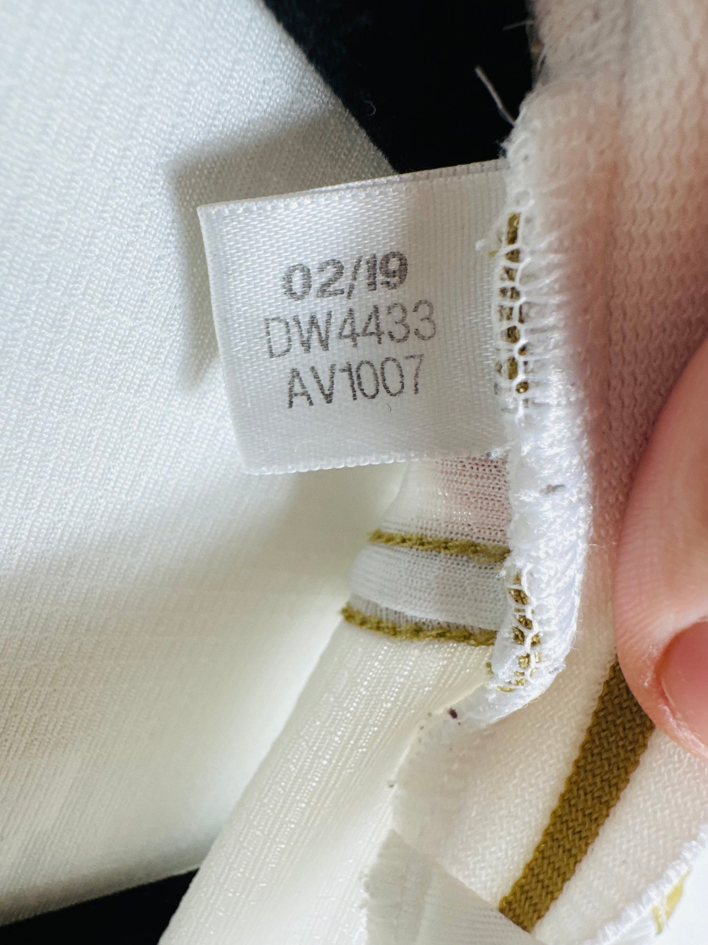 Étiquette interne Adidas code DW4433 certifiant l'authenticité du maillot de James Rodríguez.