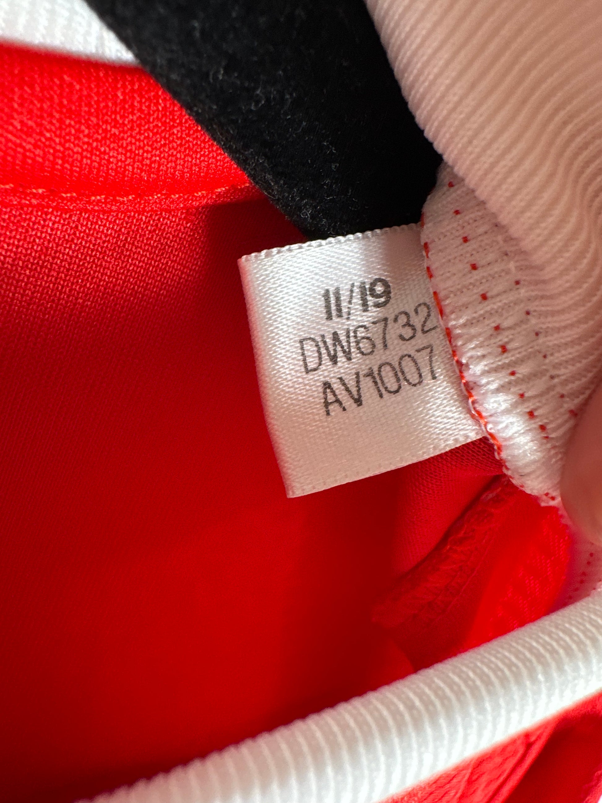 Étiquette interne Adidas code DW6732 certifiant l'authenticité du maillot de Rúben Dias, taille S.