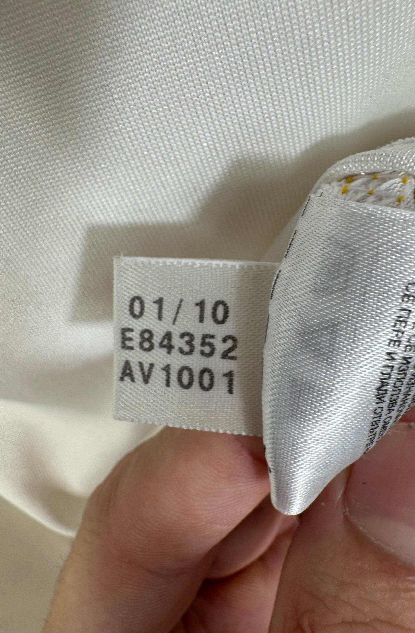 Étiquette interne de production Adidas code E84352 certifiant l'authenticité du maillot CR9.