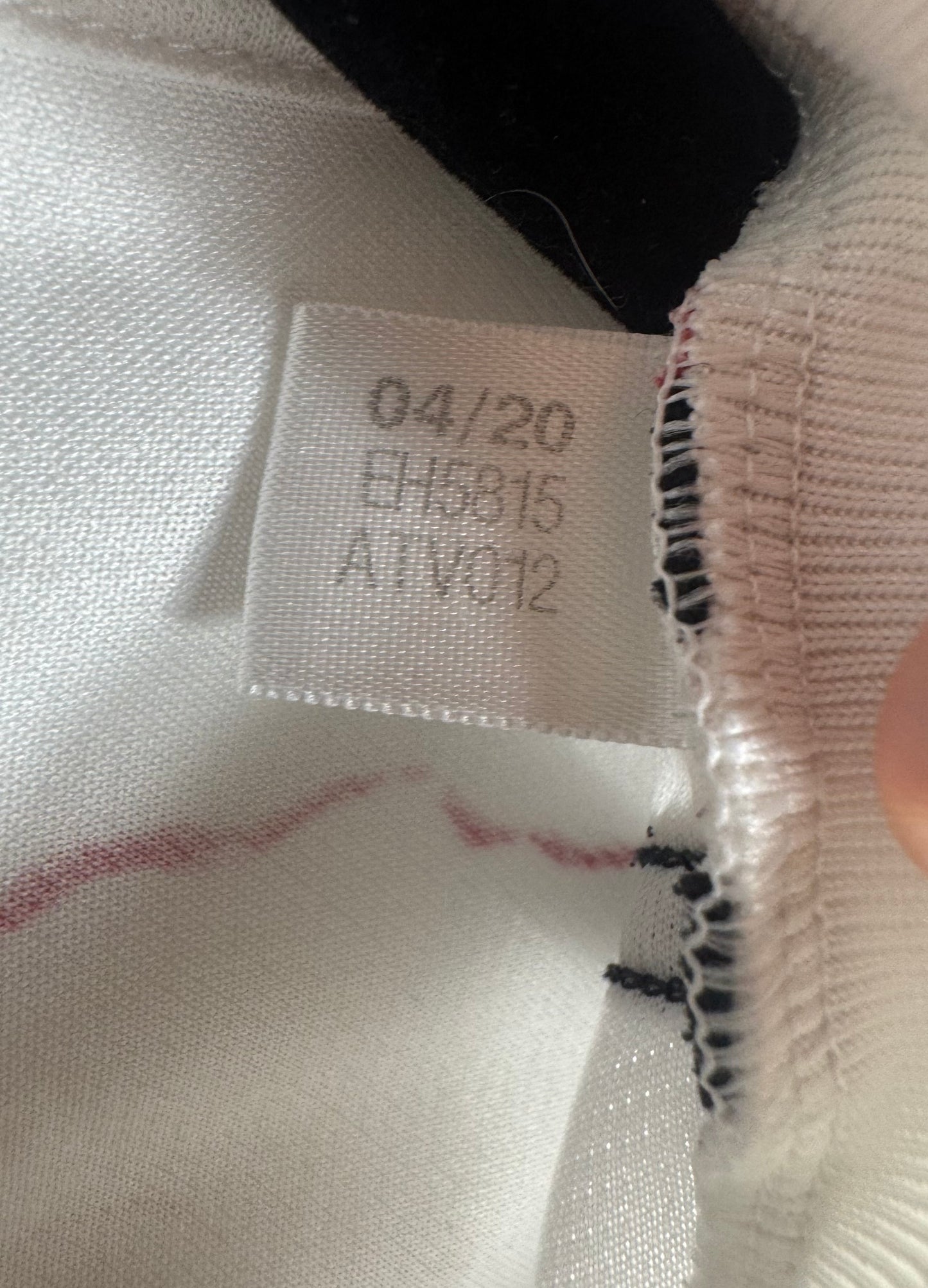 Étiquette interne Adidas code EH5815 certifiant l'authenticité du maillot Arsenal.