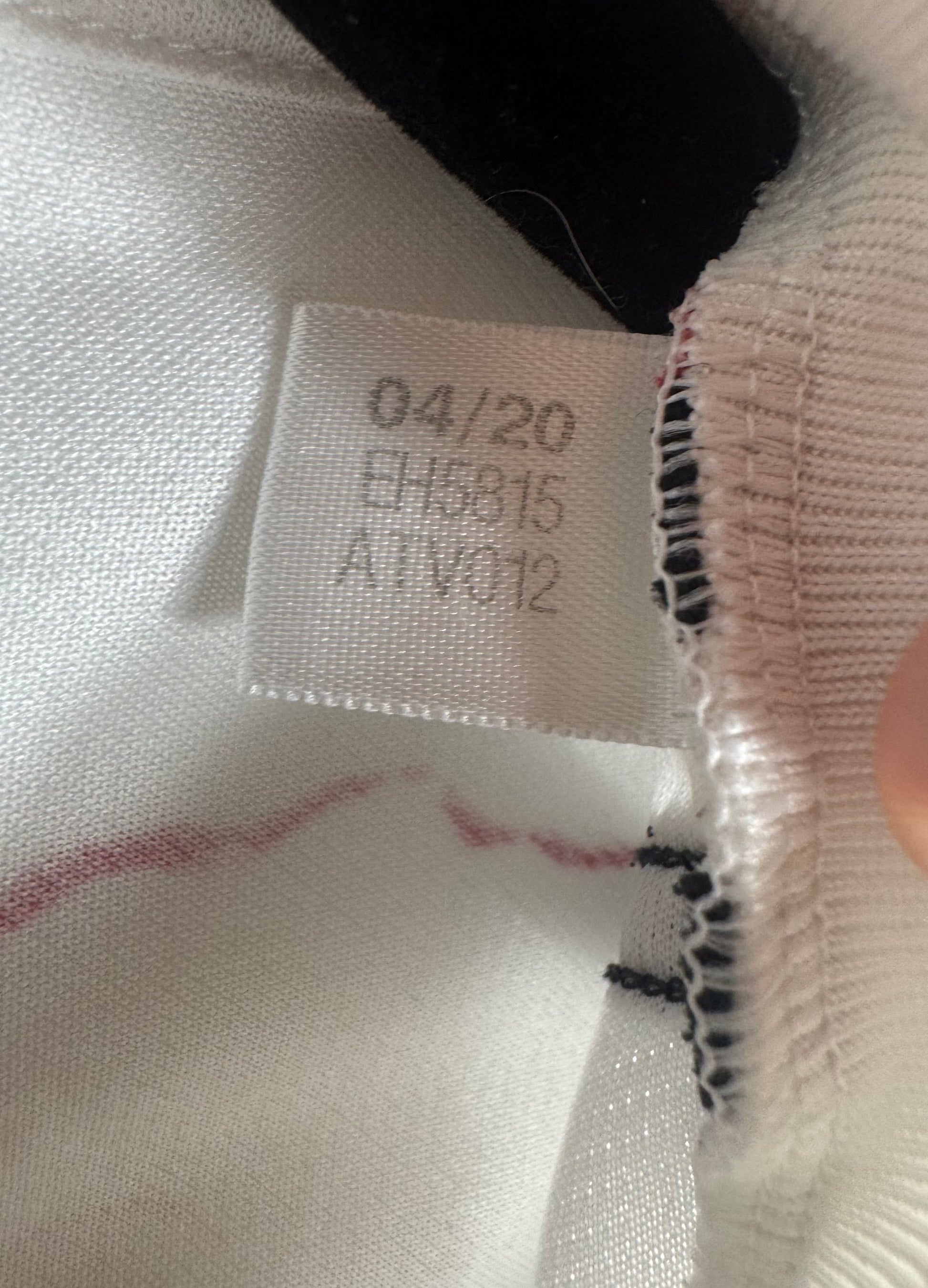 Étiquette interne Adidas code EH5815 certifiant l'authenticité du maillot Arsenal.