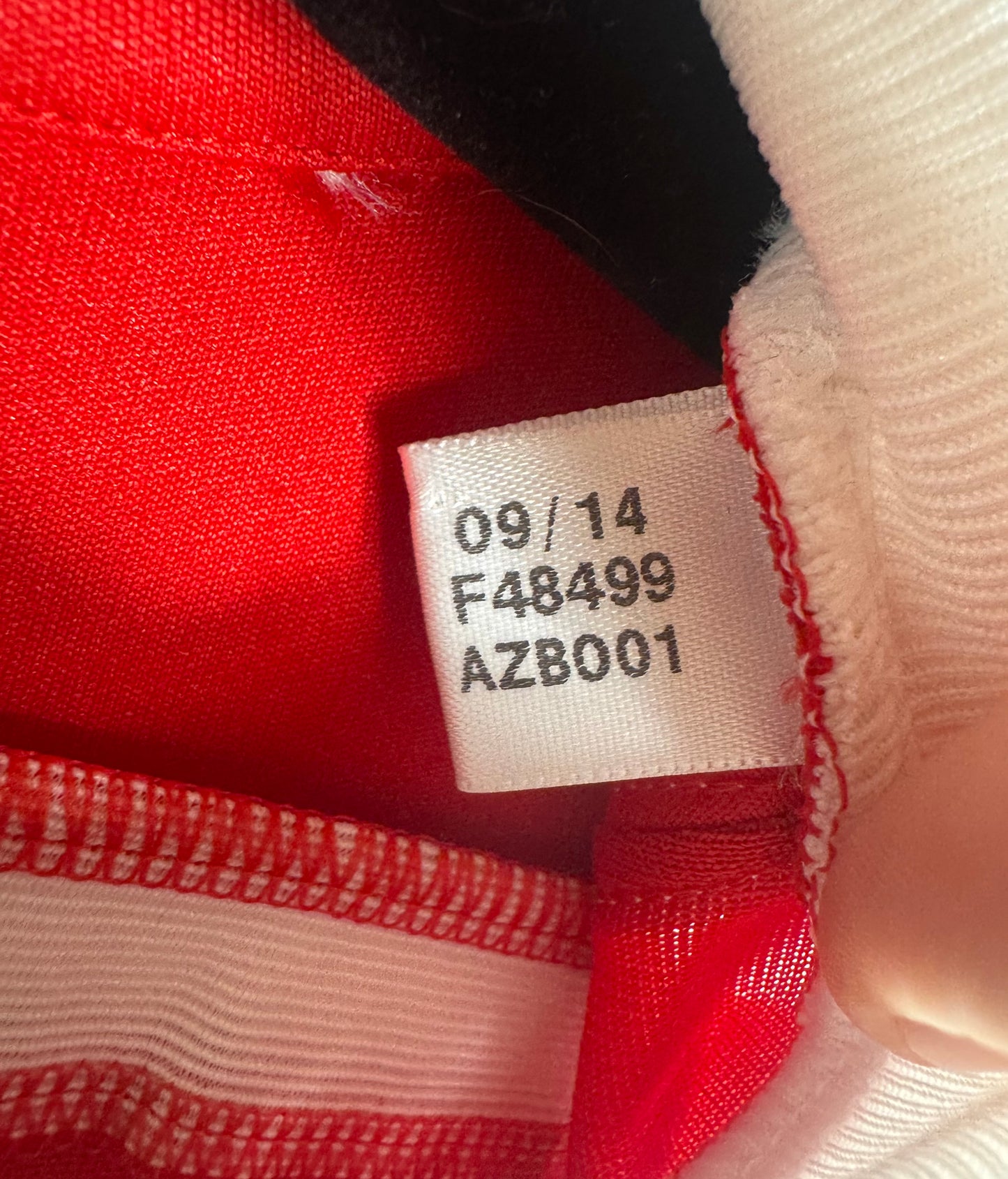 Étiquette interne Adidas avec code d'authenticité F48499 pour authentification du maillot du Bayern Munich.
