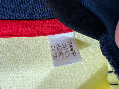 Étiquette interne Adidas code GM0218 certifiant l'authenticité du maillot de Bukayo Saka, taille S.