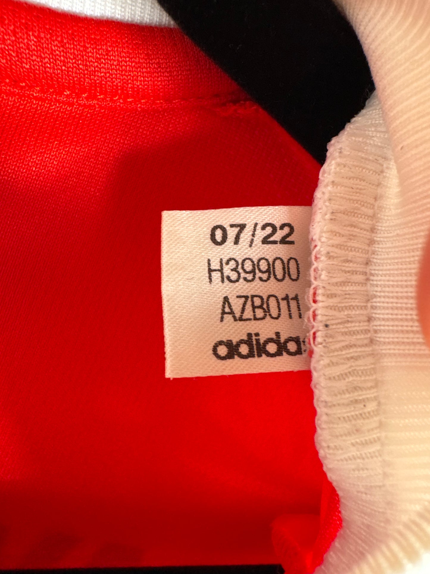 Étiquette interne Adidas code H39900 certifiant l'authenticité du maillot d'Alphonso Davies, taille L.