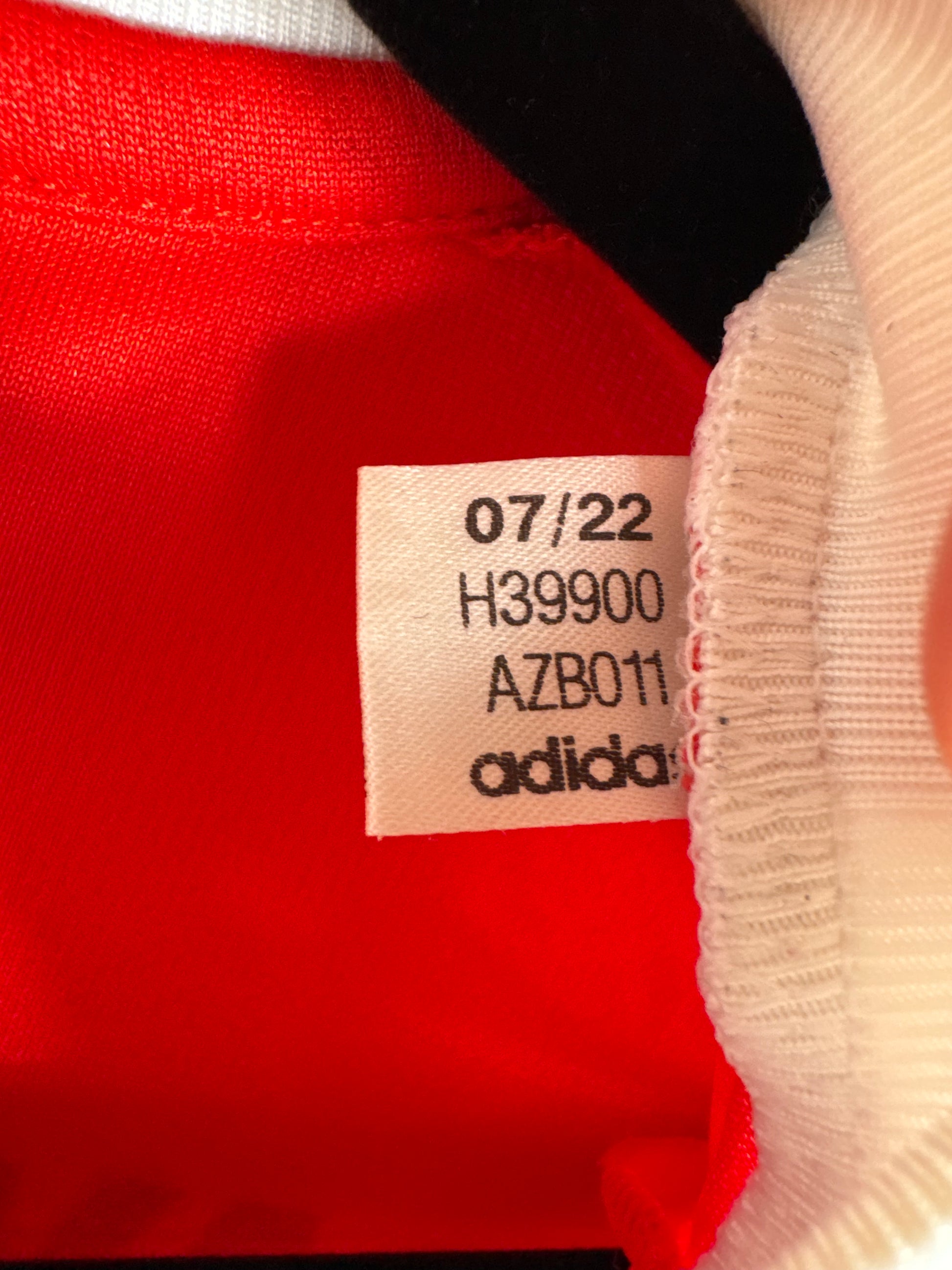 Étiquette interne Adidas code H39900 certifiant l'authenticité du maillot d'Alphonso Davies, taille L.