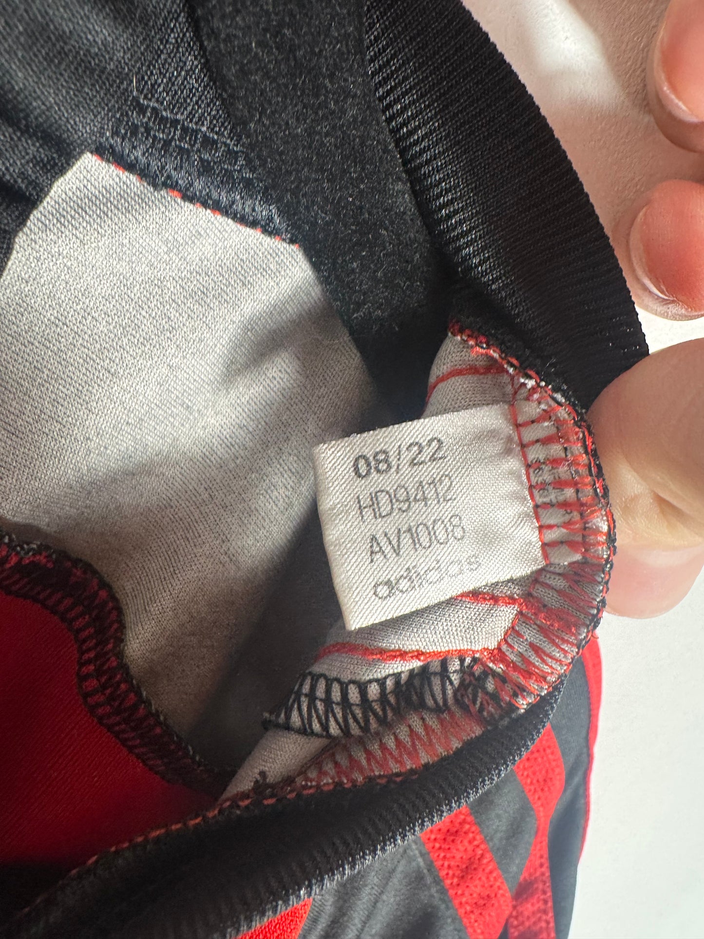 Étiquette interne Adidas code HD9412 certifiant l'authenticité du maillot de la Belgique.
