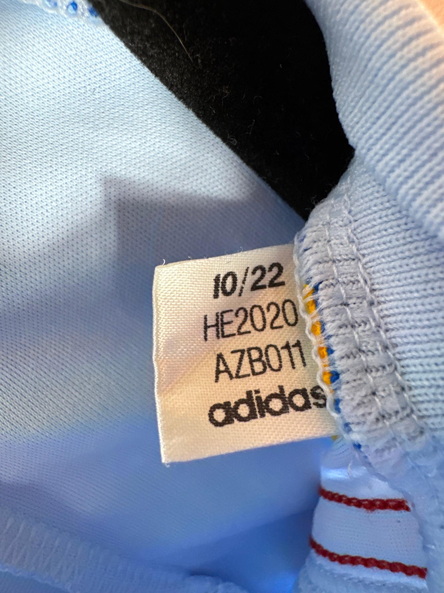 Étiquette interne Adidas code HE2020 certifiant l'authenticité du maillot de Pedri.