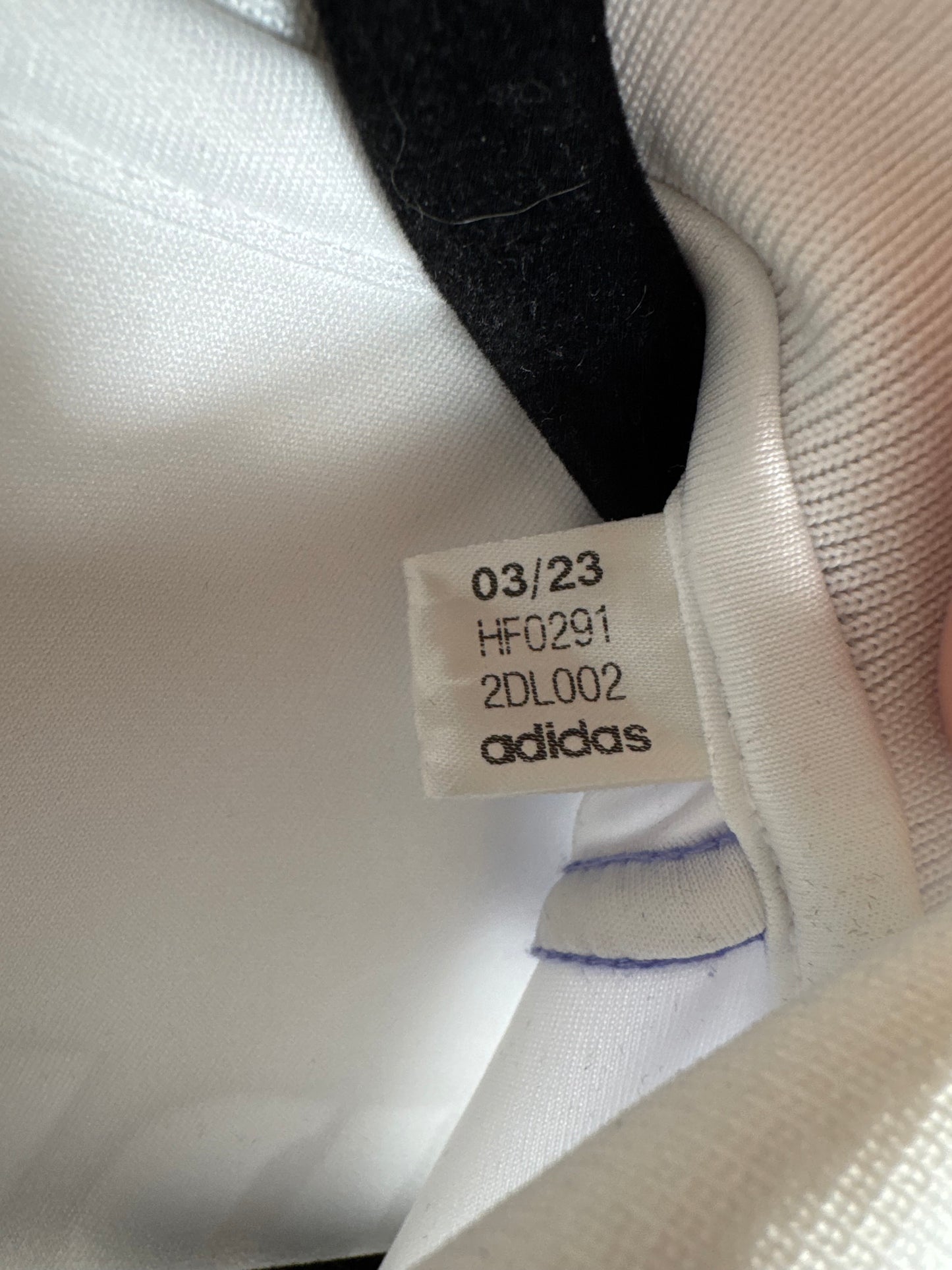 Étiquette interne Adidas code HF0291 certifiant l'authenticité de l'édition Ballon d'Or de Benzema.