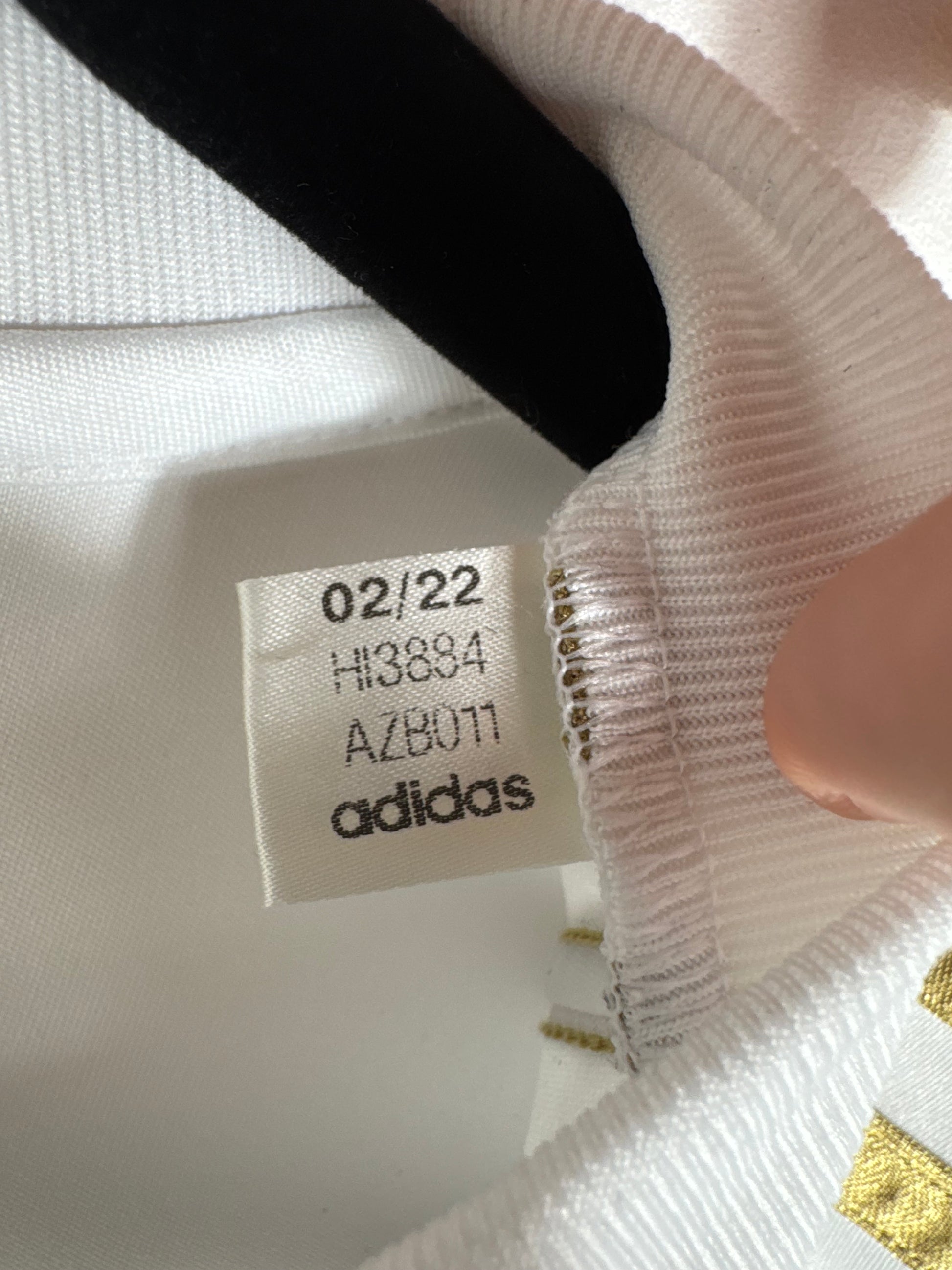 Étiquette interne Adidas code HI3884 certifiant l'authenticité du maillot Coupe Femme de Musiala.