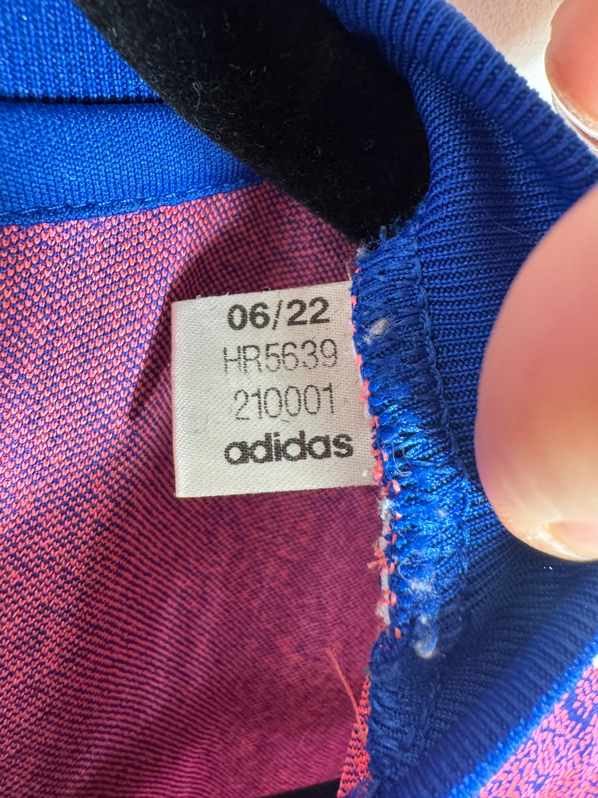 Étiquette interne Adidas code HR5639 certifiant l'authenticité du maillot Di Maria.