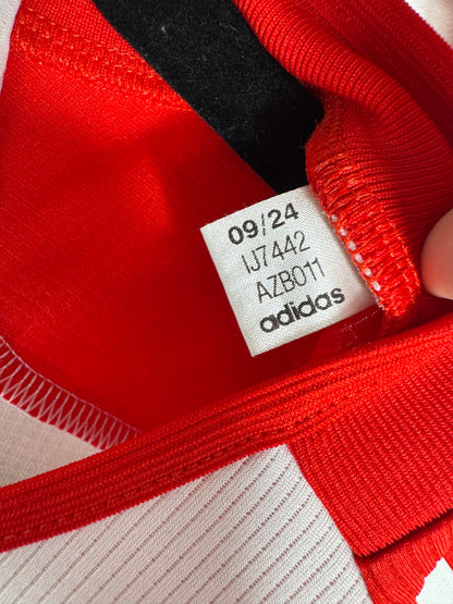 Étiquette interne Adidas code IJ7442 certifiant l'authenticité du maillot de Harry Kane.