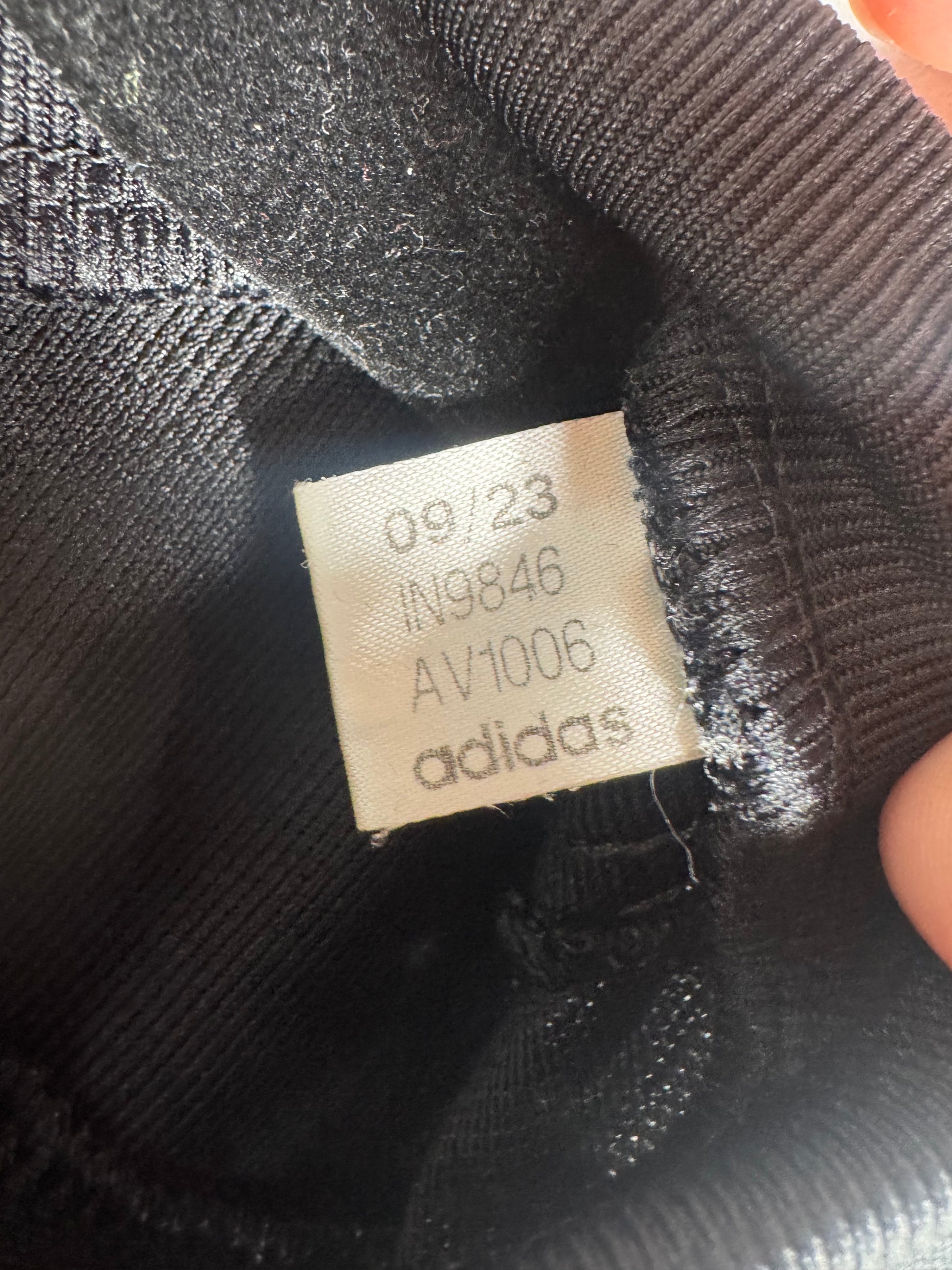 Étiquette interne Adidas code IN9846 certifiant l'authenticité du maillot Vini Jr.