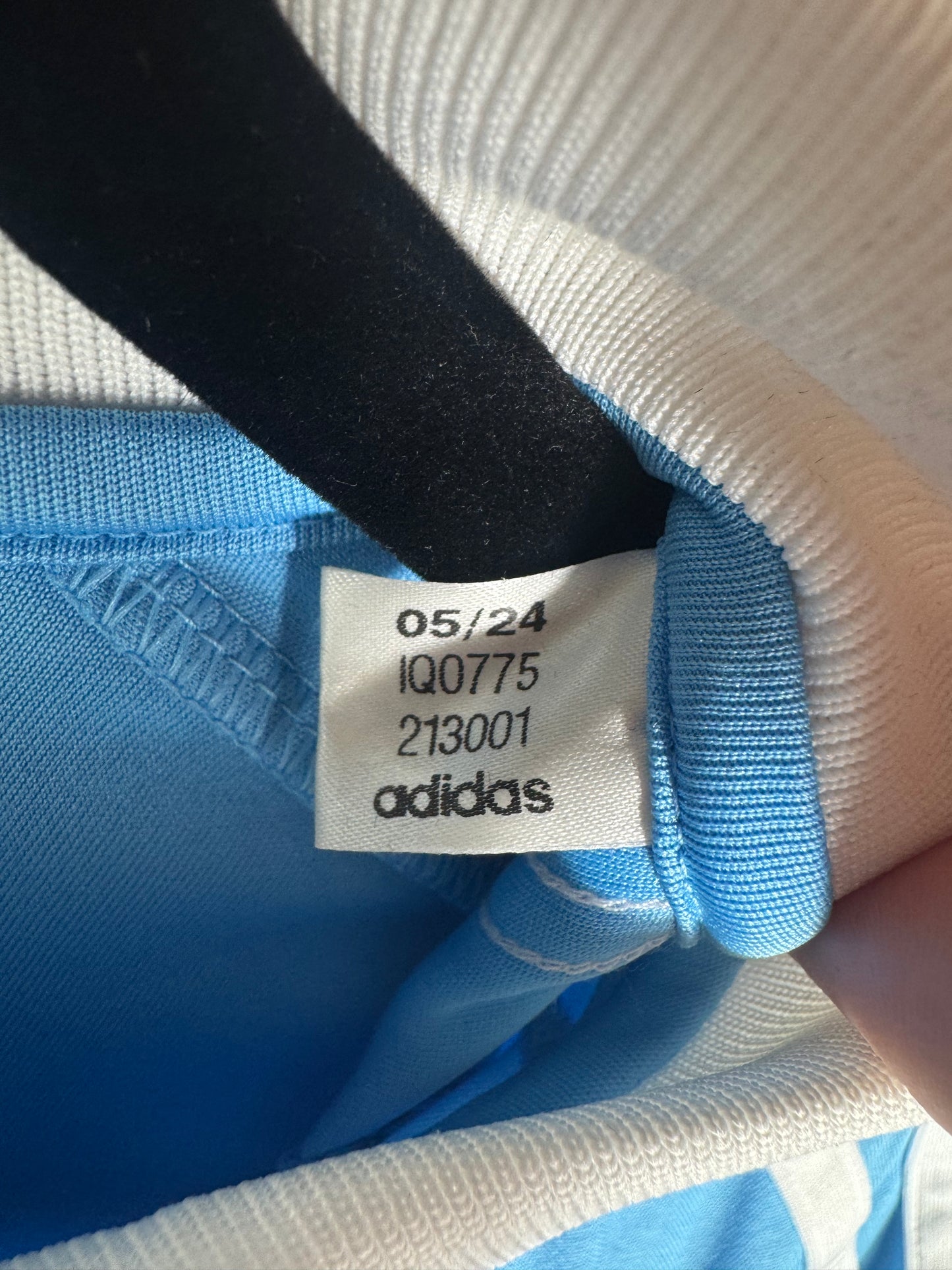 Étiquette interne Adidas code IQ0775 certifiant l'authenticité du maillot de Kevin De Bruyne.